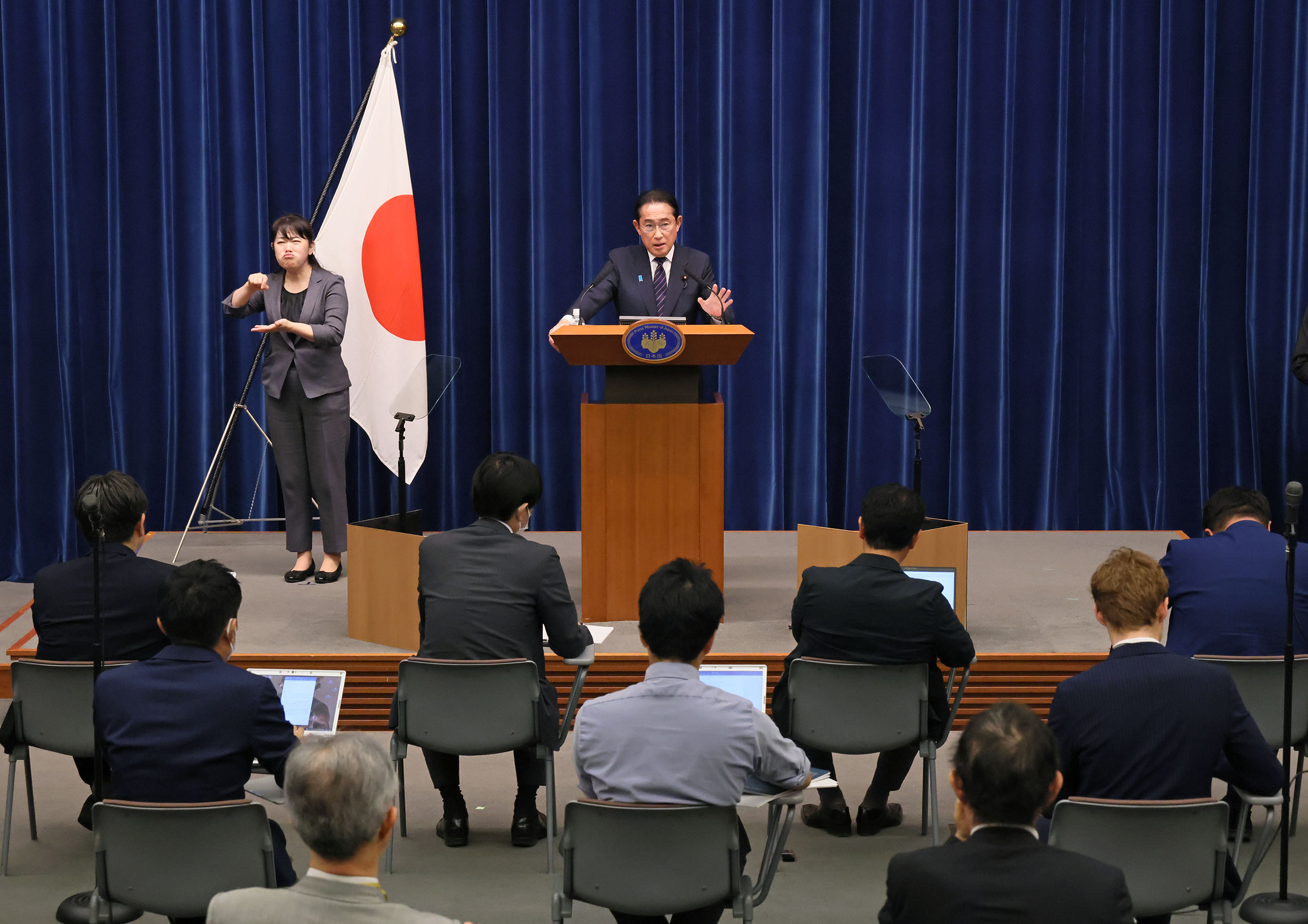 記者の質問に答える岸田総理２