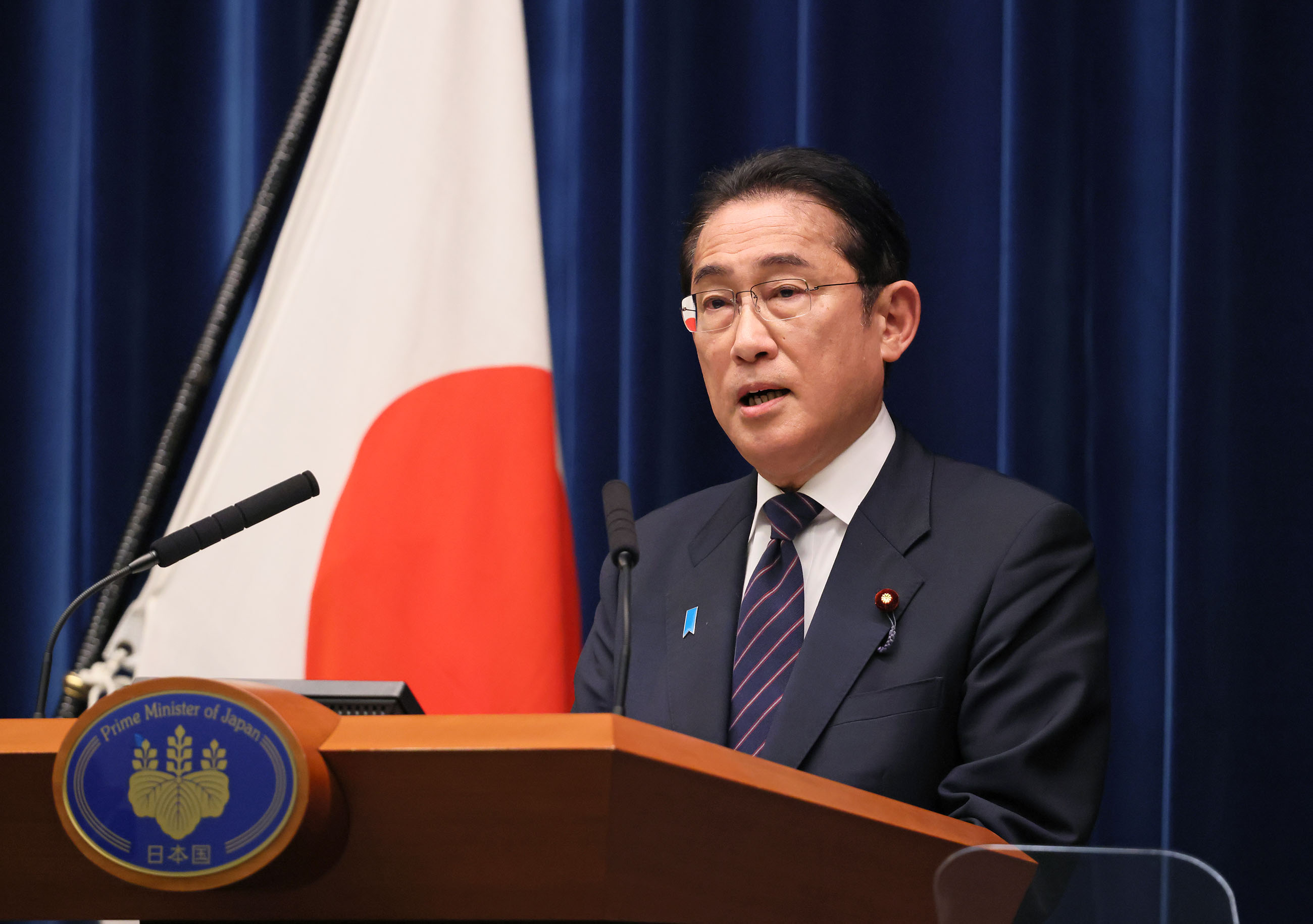 記者の質問に答える岸田総理３