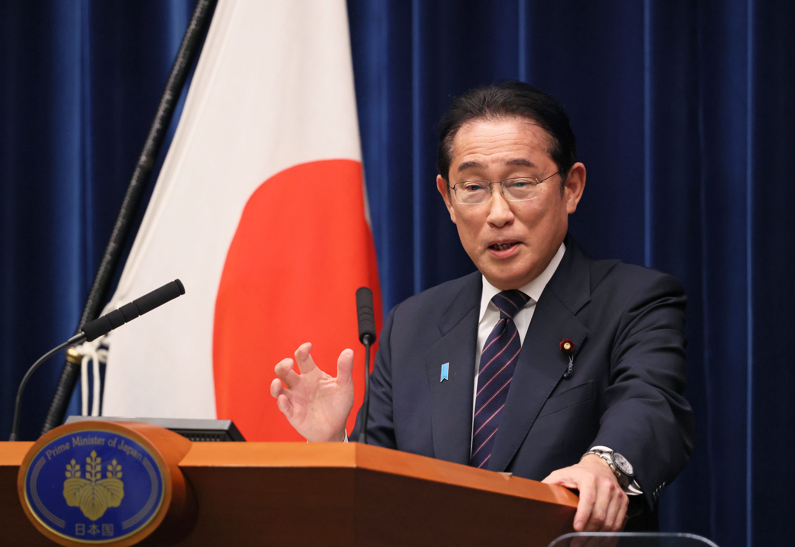 記者の質問に答える岸田総理５