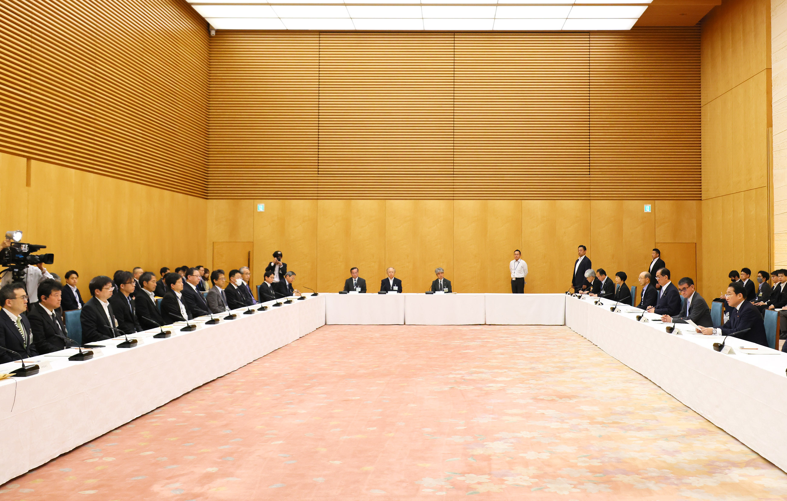 会議のまとめを行う岸田総理２