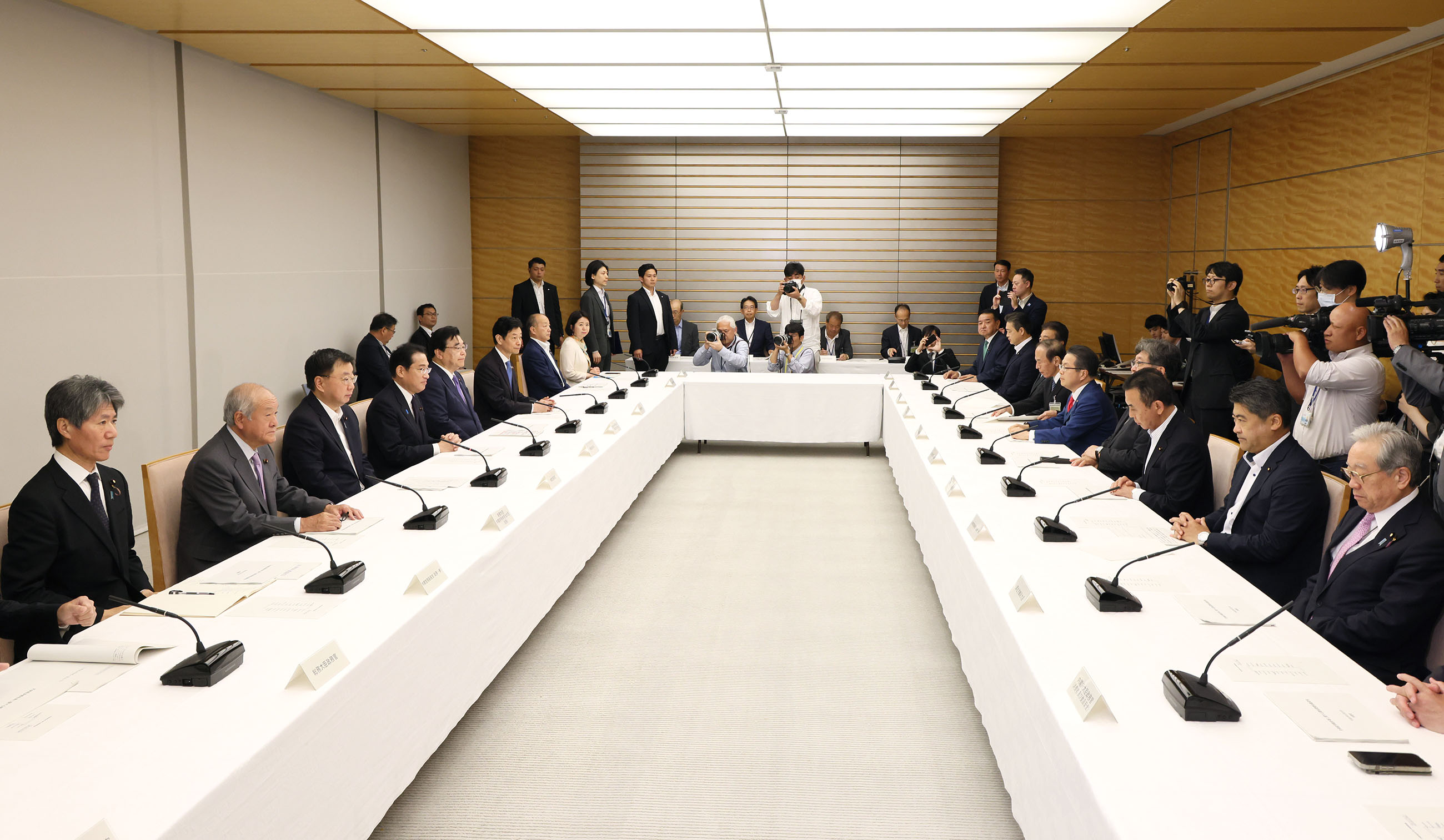 会議に臨む岸田総理２