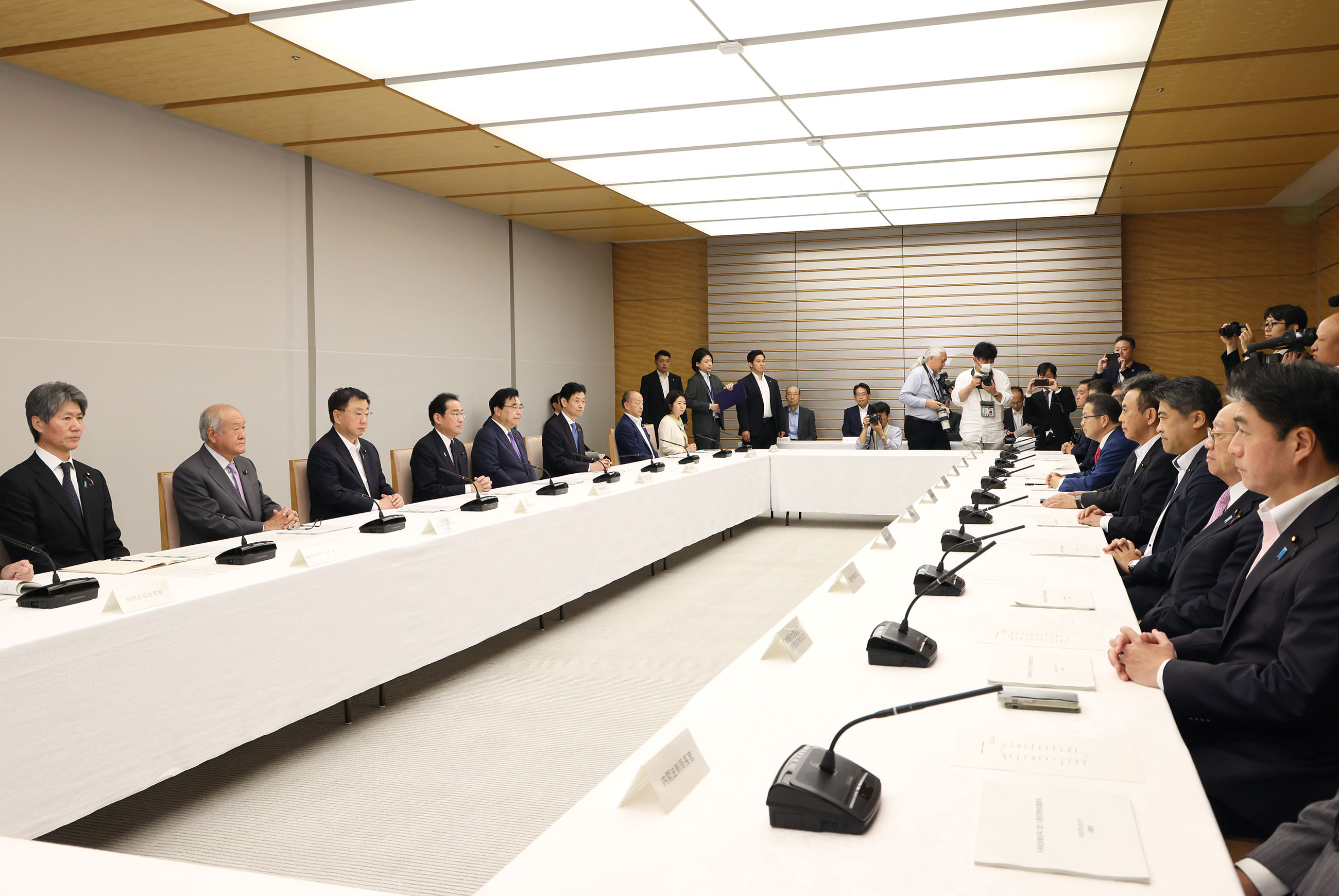 会議に臨む岸田総理３