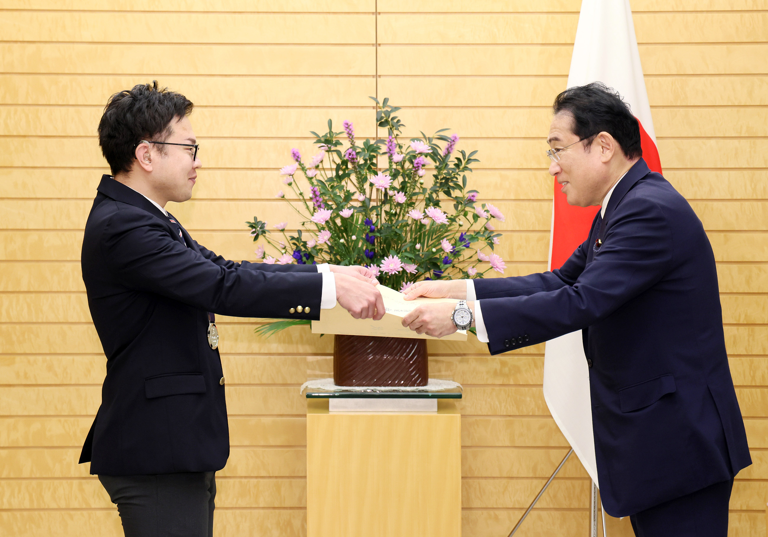 表彰する岸田総理２