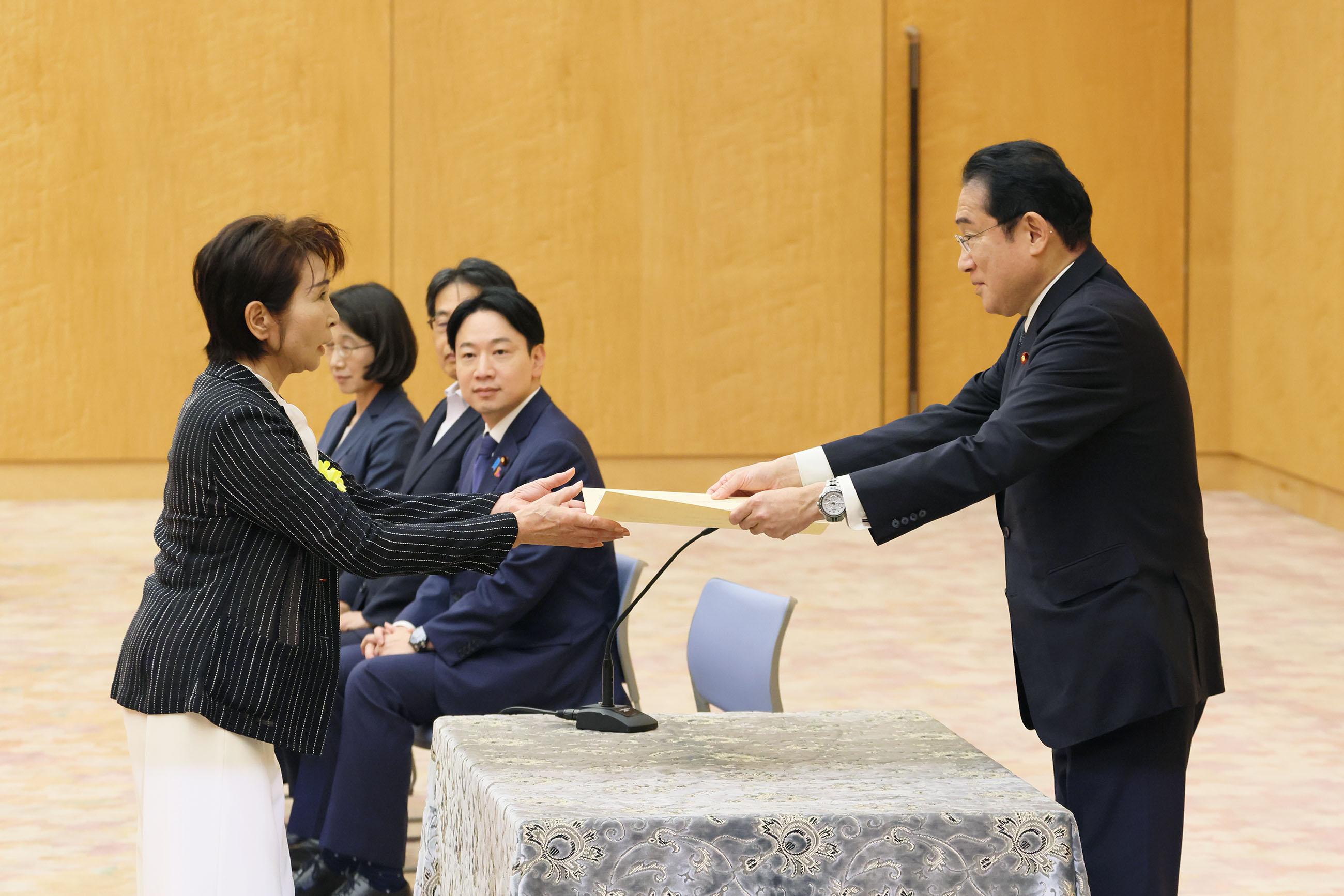 表彰状を授与する岸田総理２