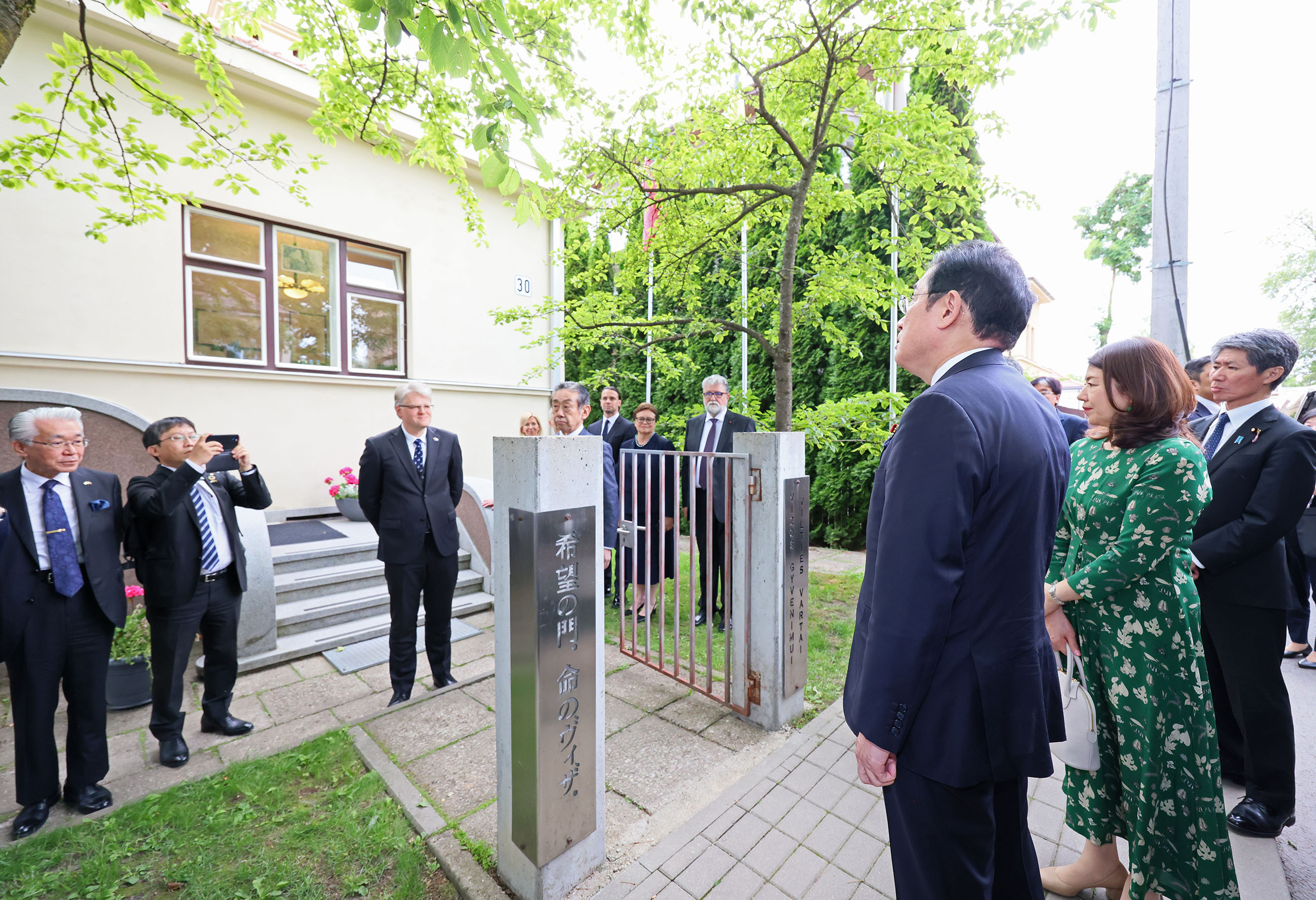 杉原記念館を訪問する岸田総理４