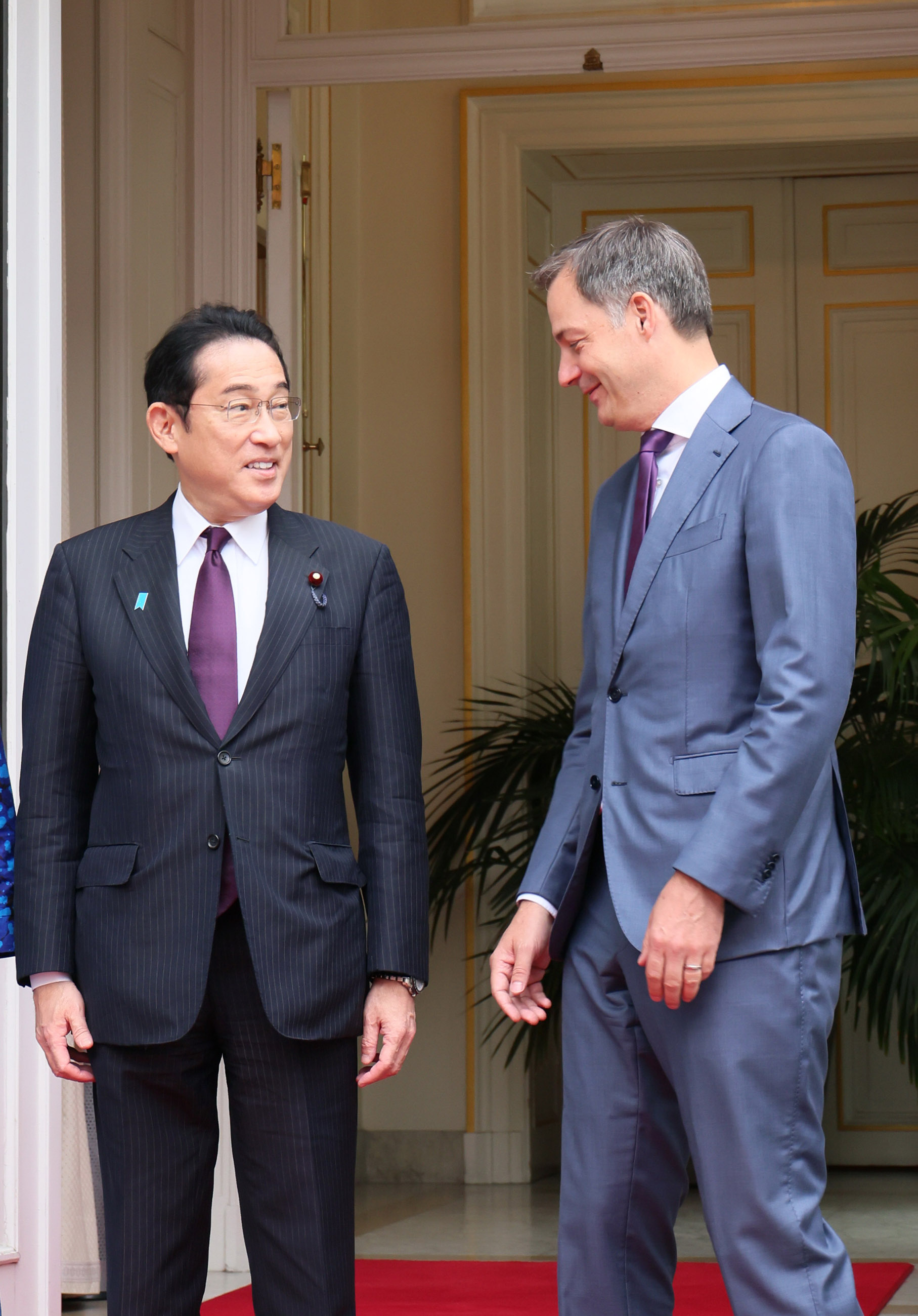 ドゥ＝クローベルギー首相による出迎えを受ける岸田総理２