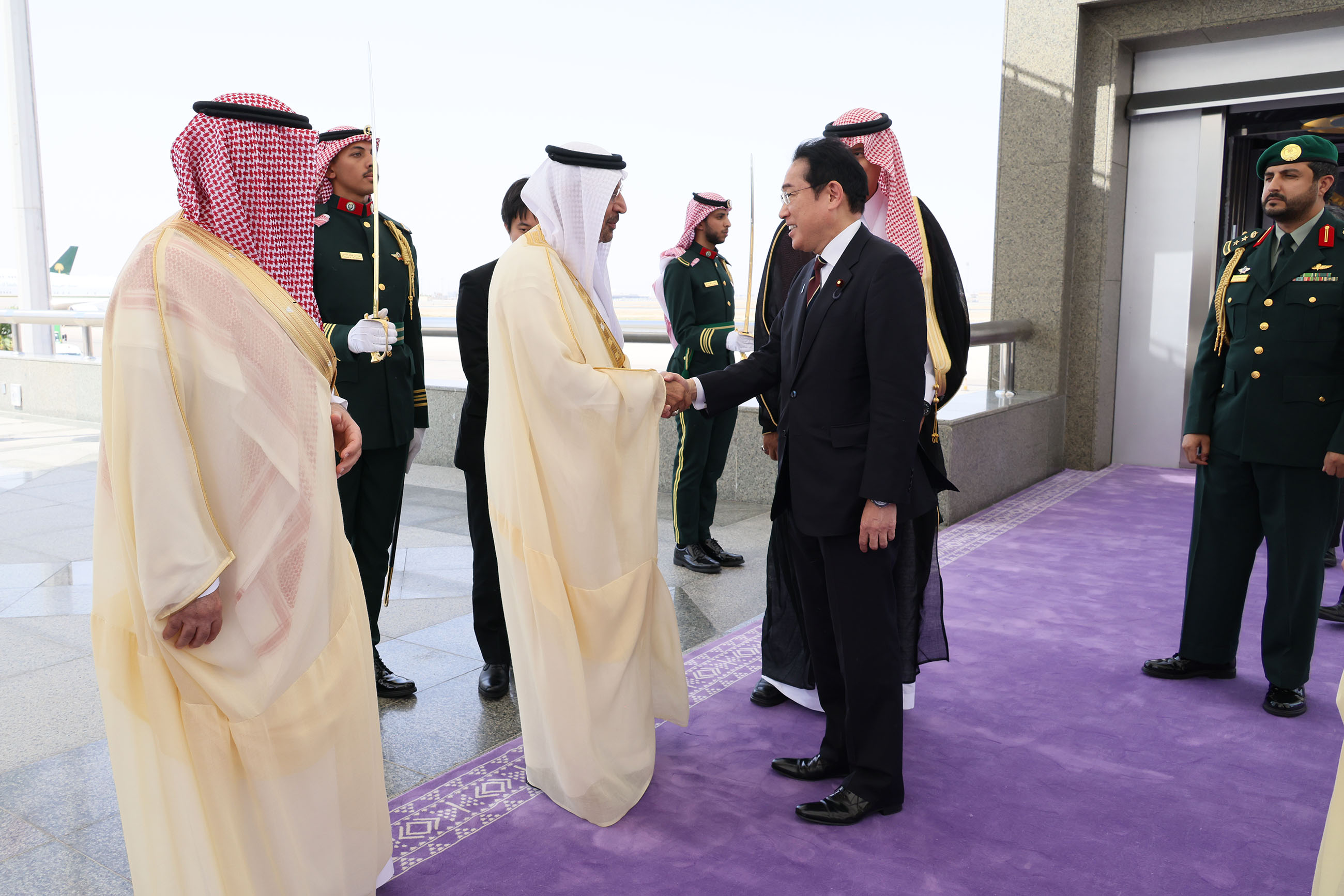 サウジアラビアに到着する岸田総理２