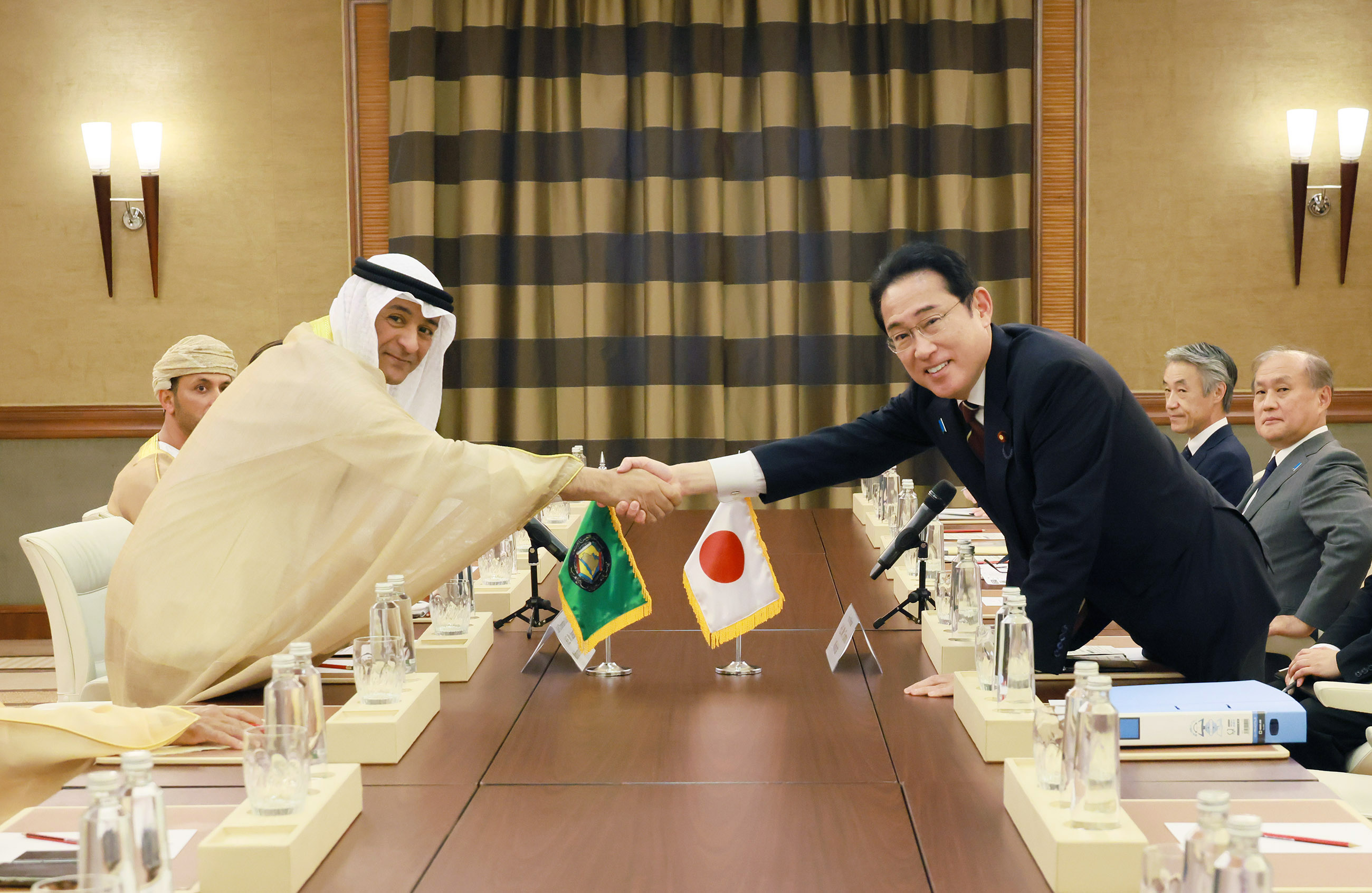 ブダイウィＧＣＣ事務総長による表敬を受ける岸田総理１