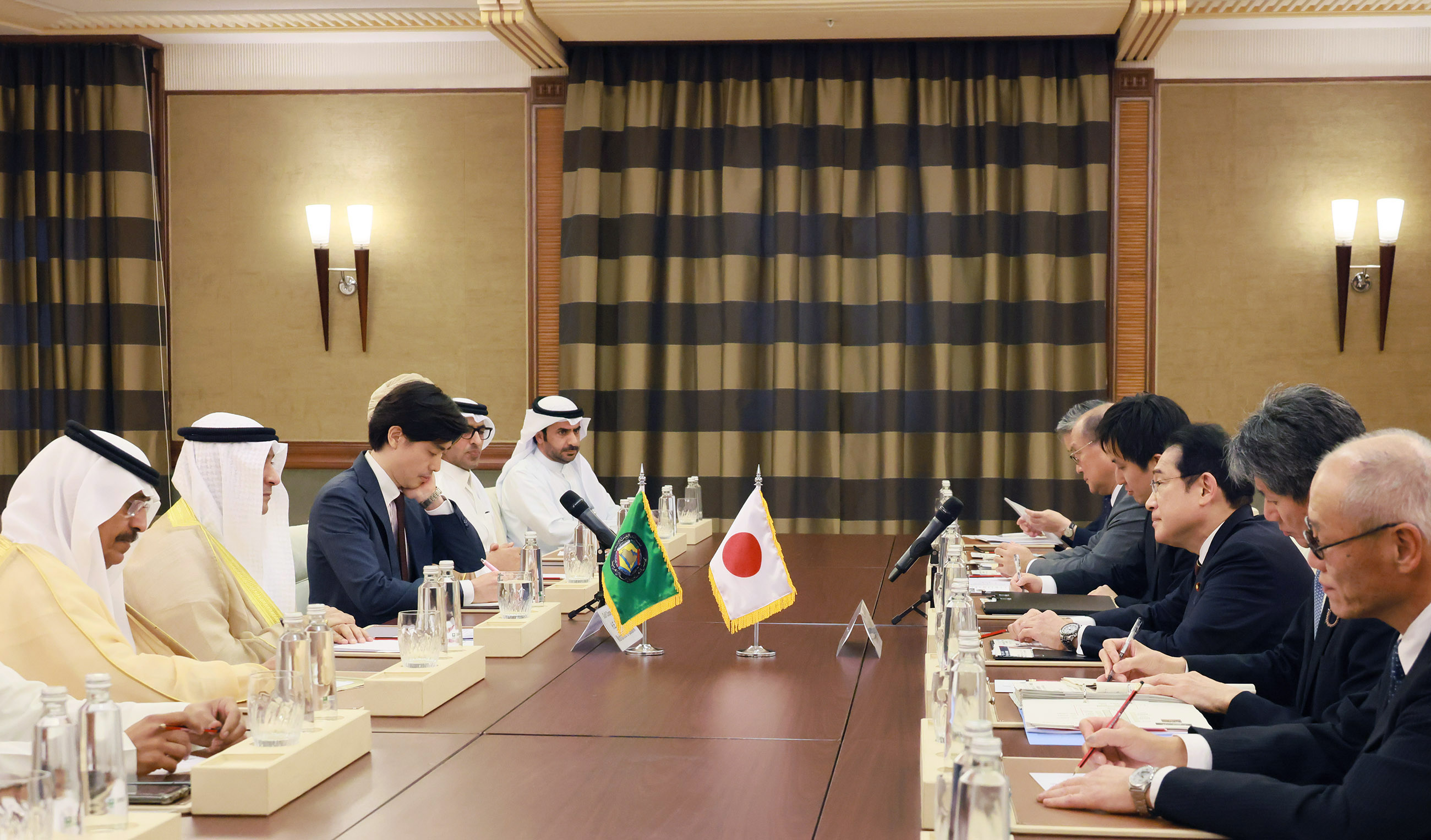ブダイウィＧＣＣ事務総長による表敬を受ける岸田総理２