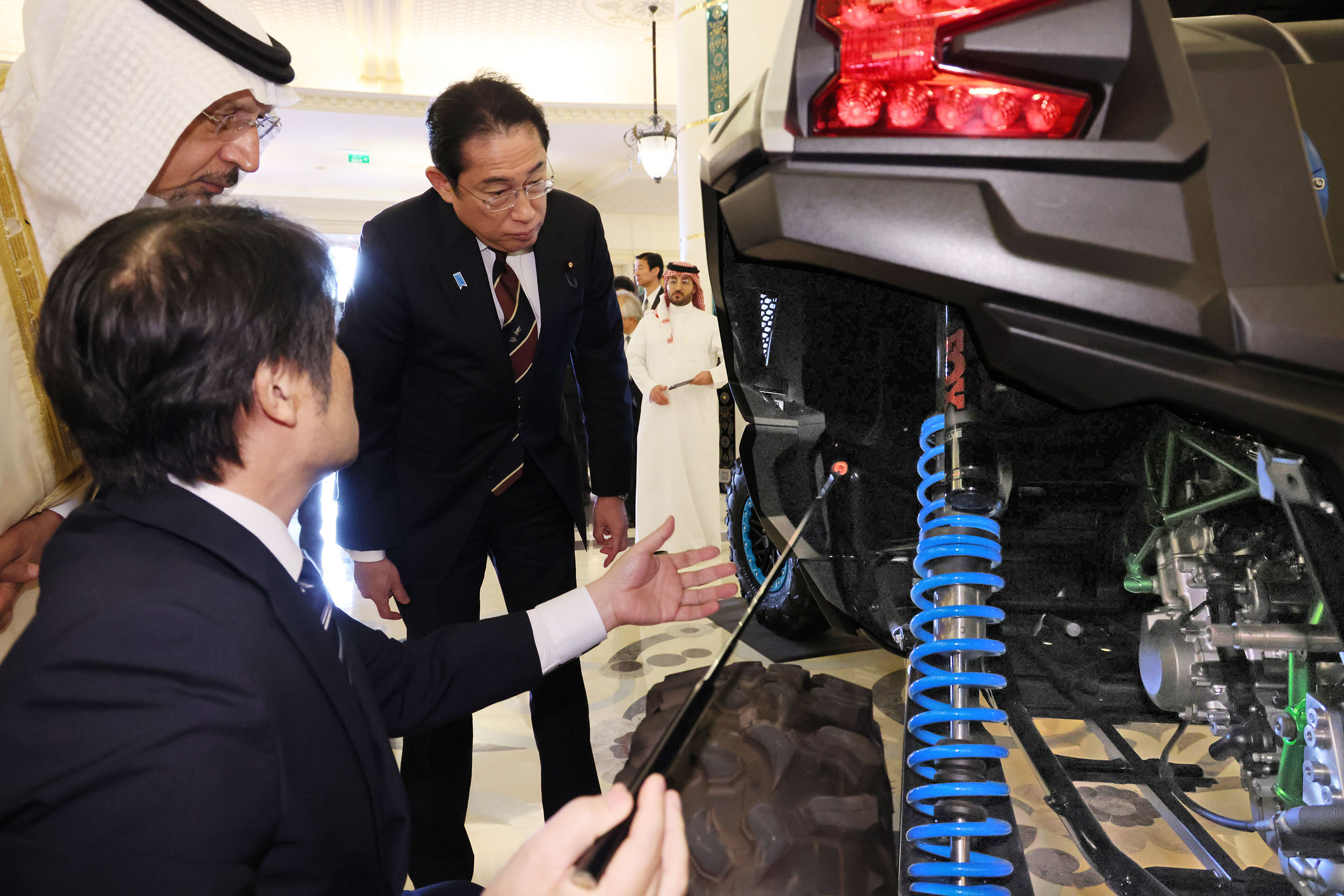 水素バギーを視察する岸田総理１