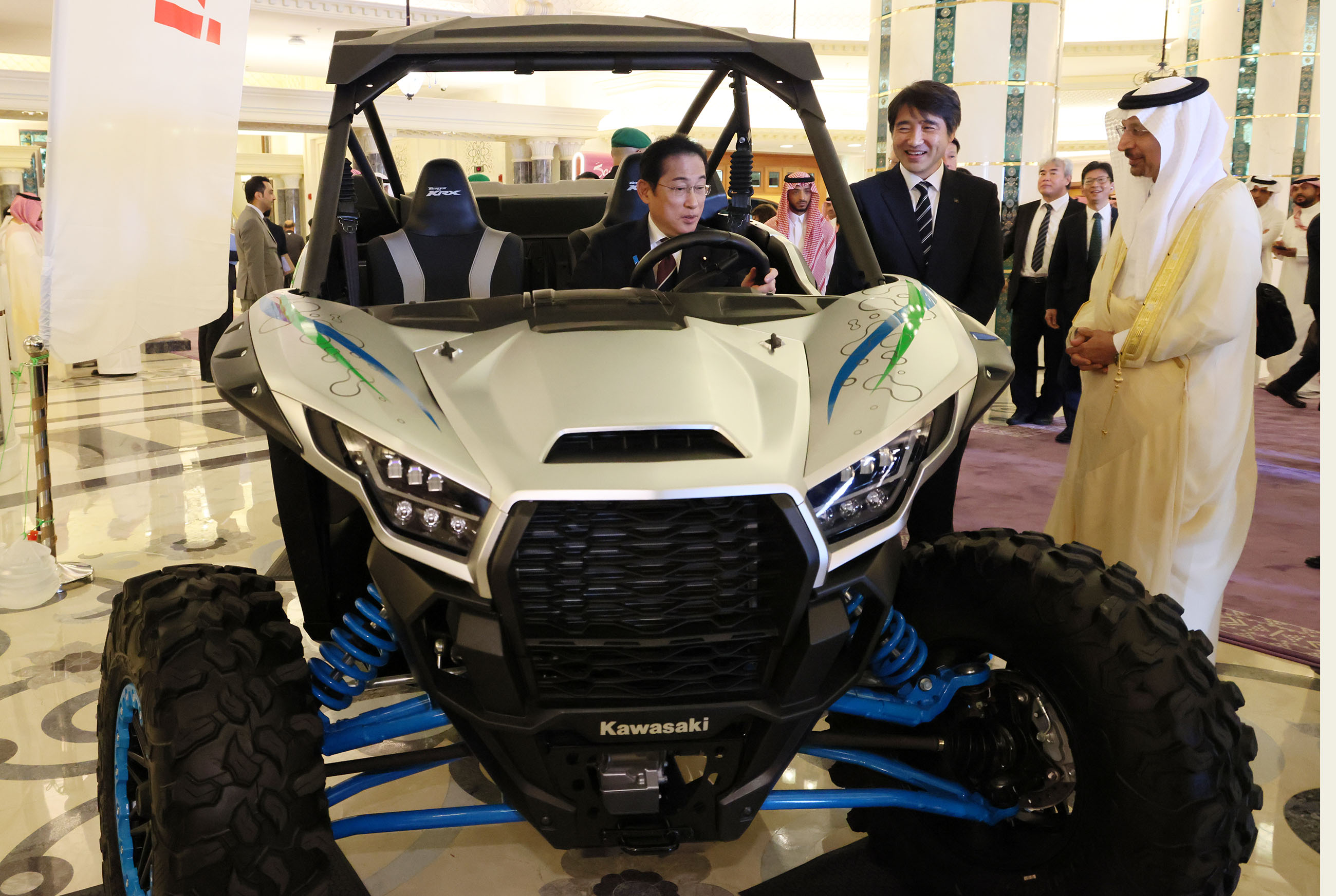 水素バギーを視察する岸田総理２