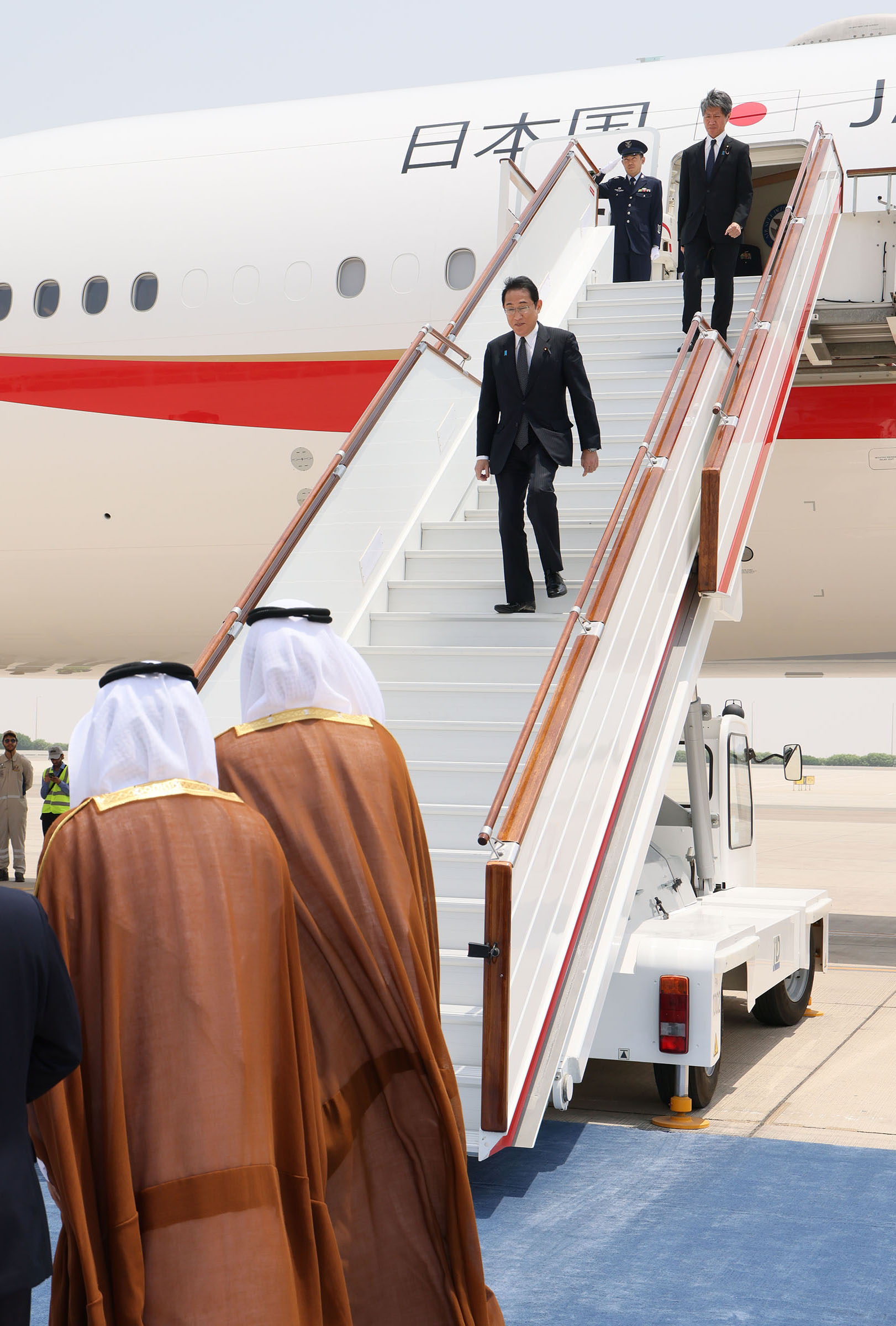ＵＡＥに到着する岸田総理１