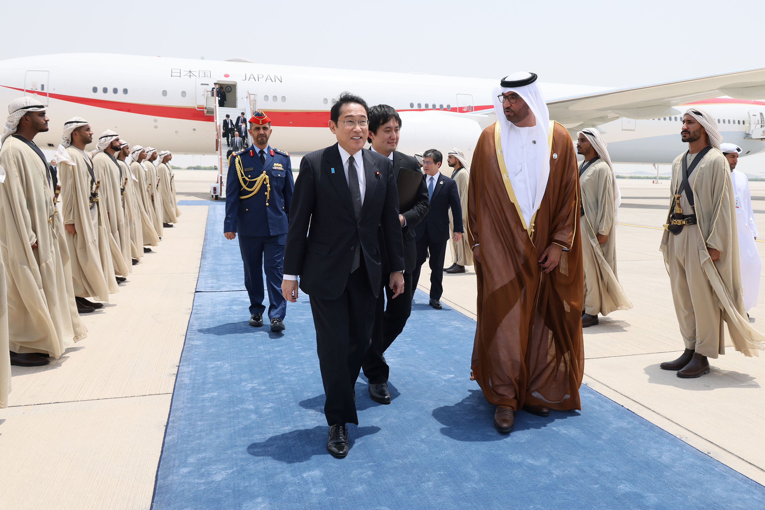 ＵＡＥに到着する岸田総理２