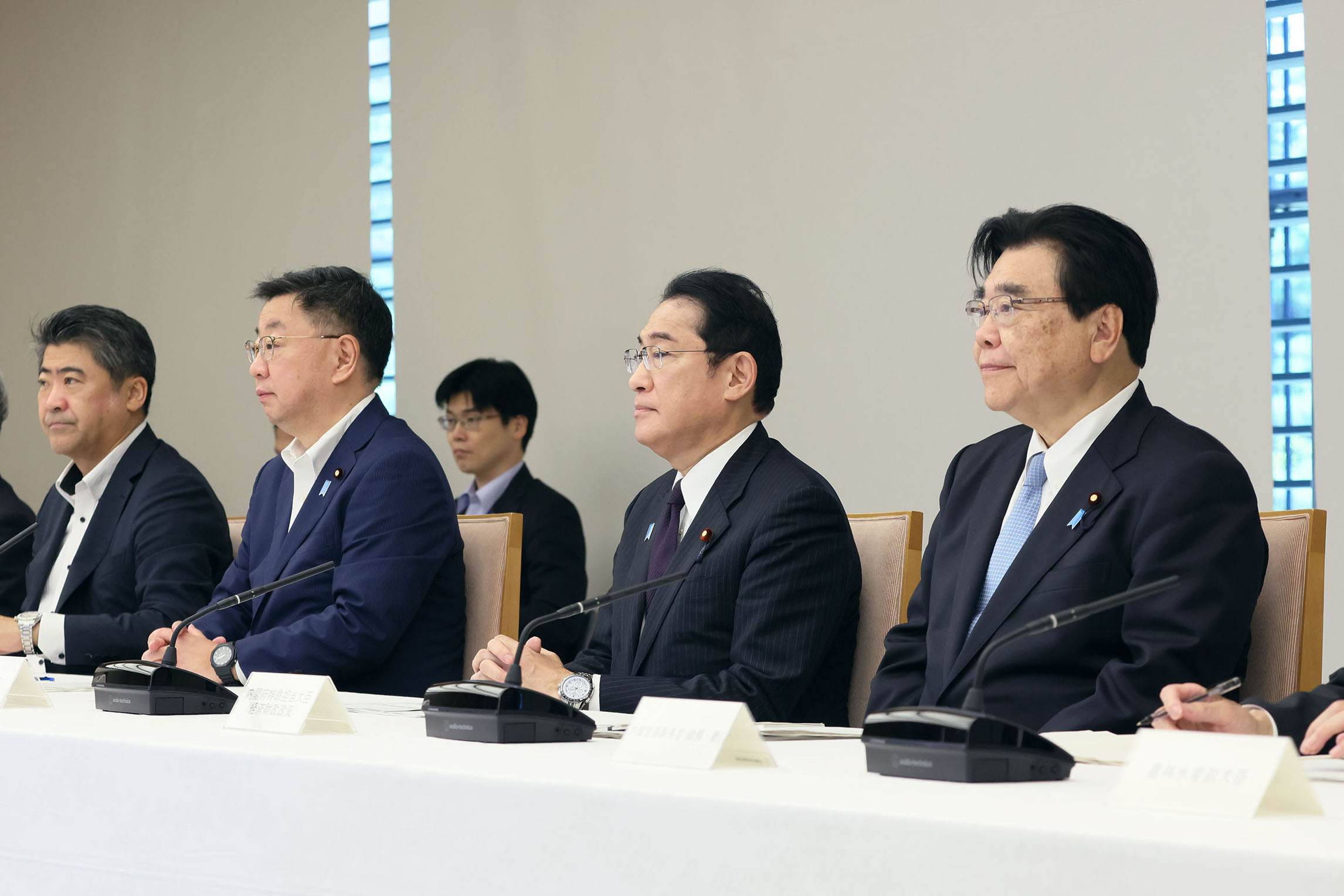会議に臨む岸田総理１