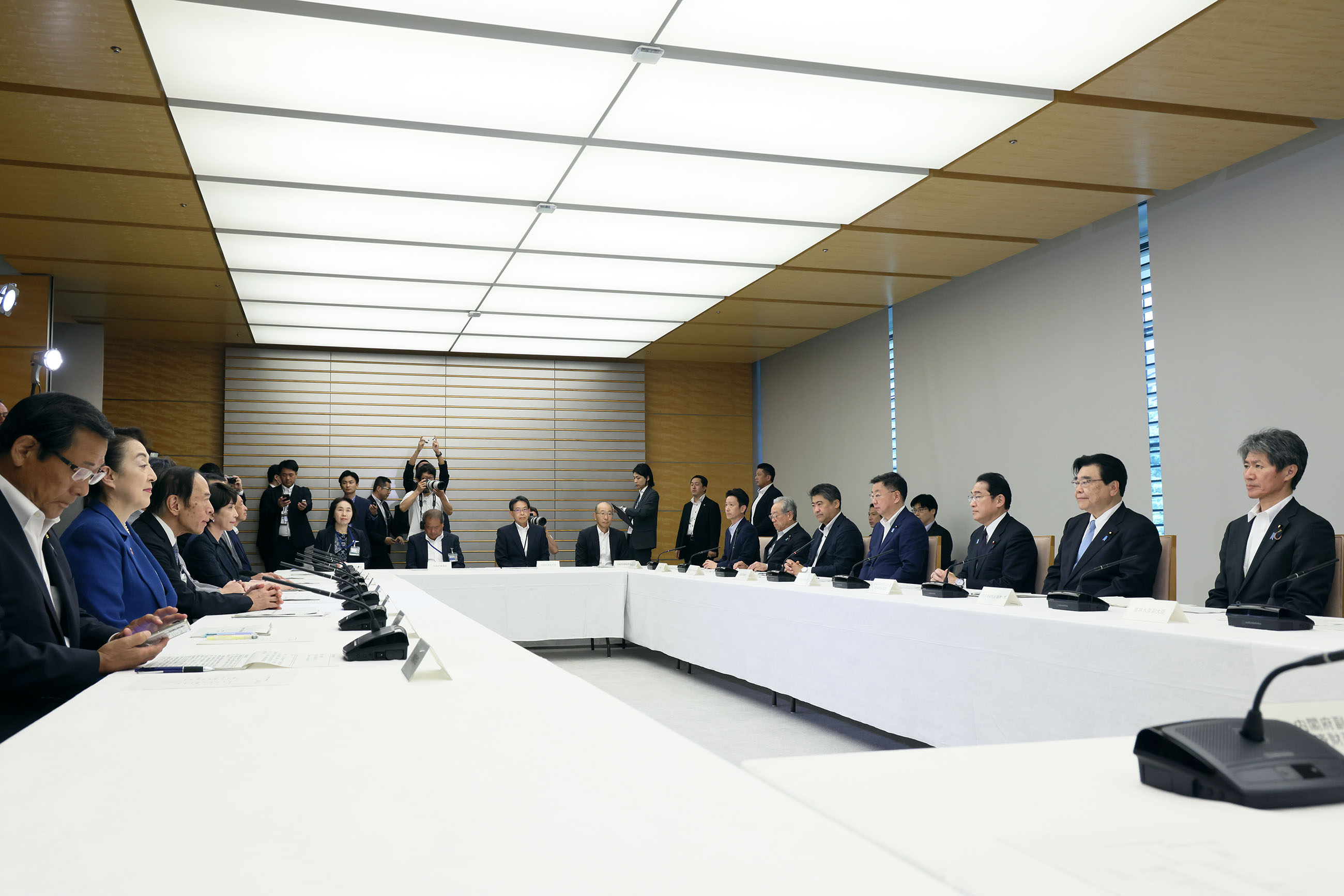 会議に臨む岸田総理２