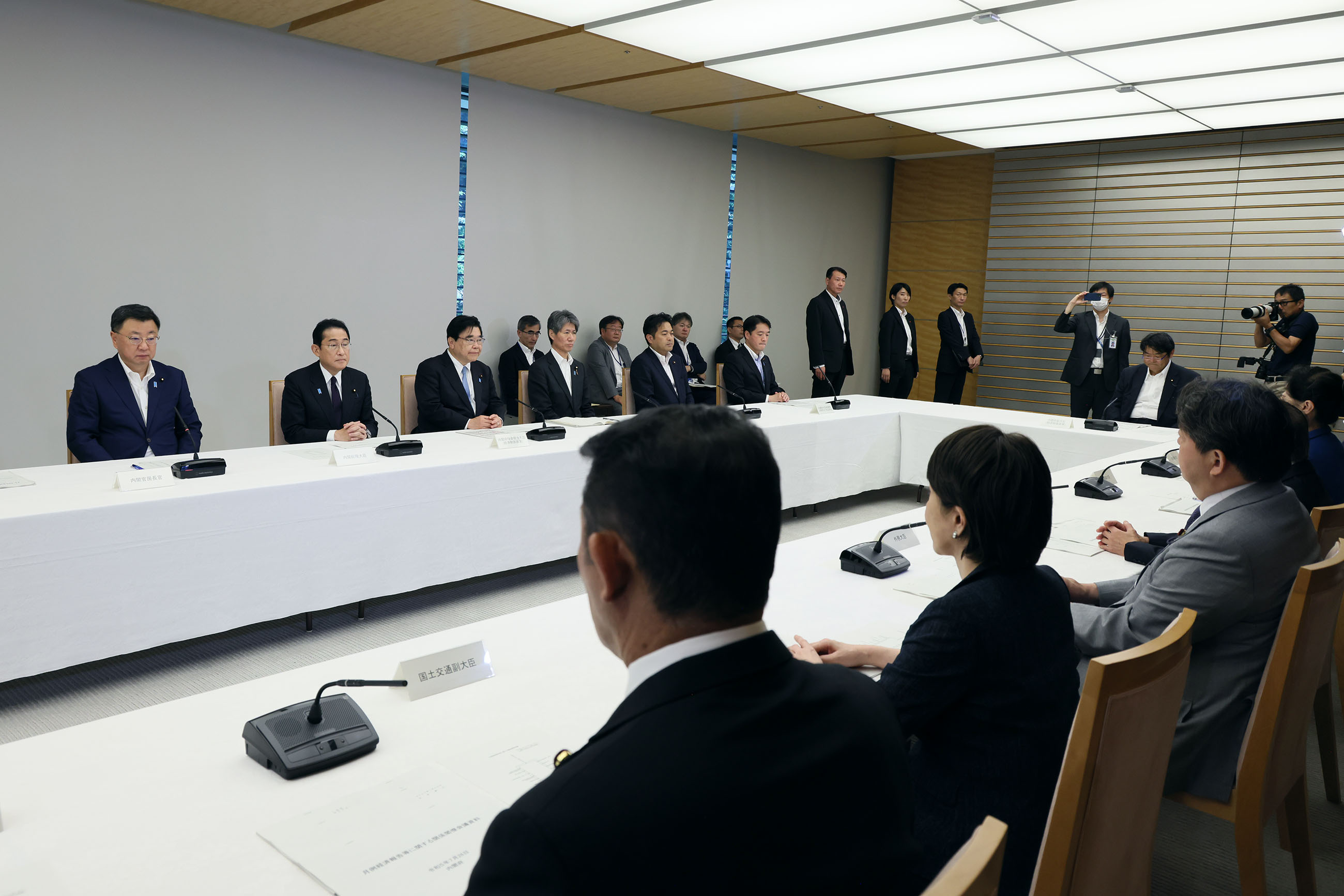 会議に臨む岸田総理３