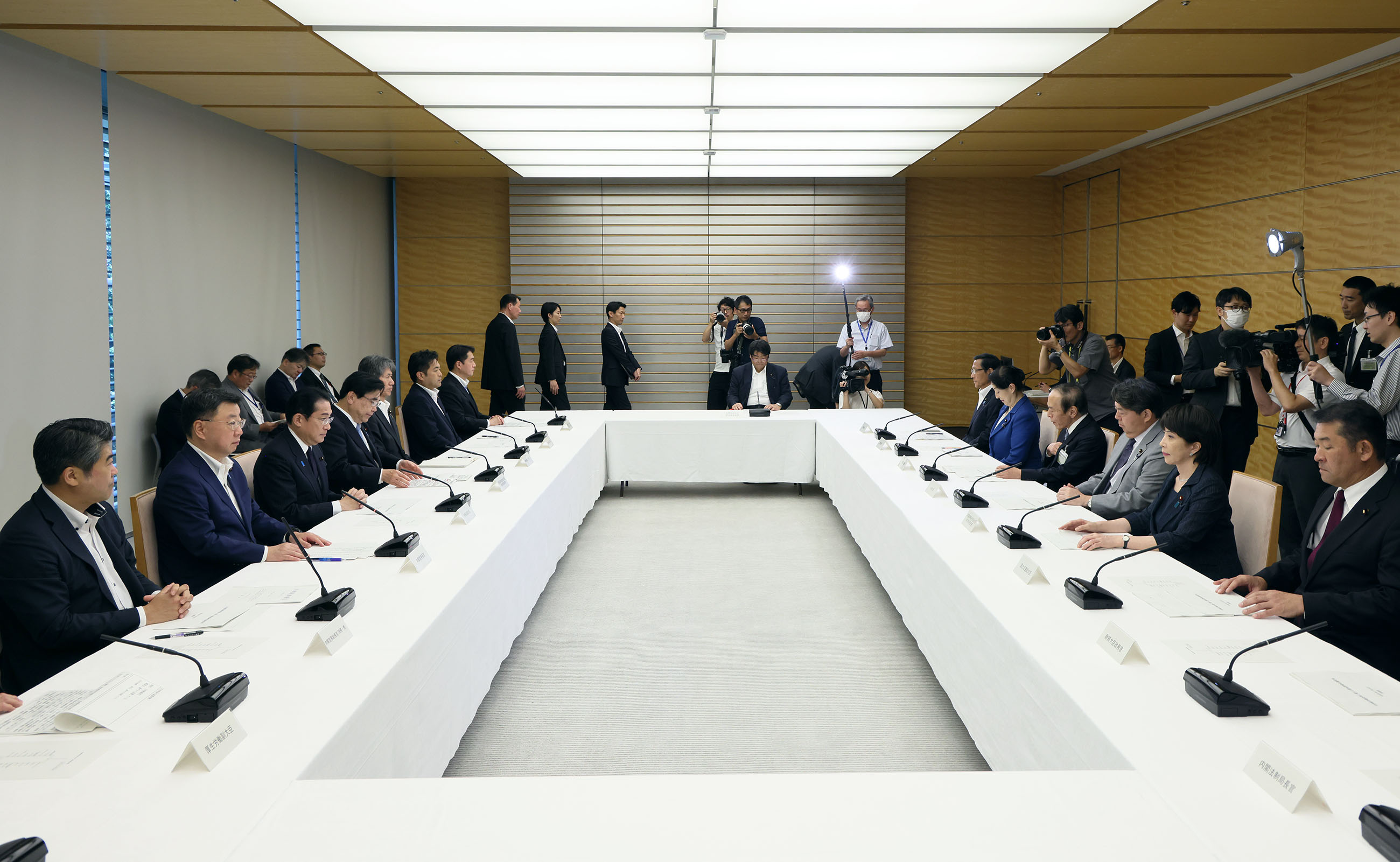 会議に臨む岸田総理４