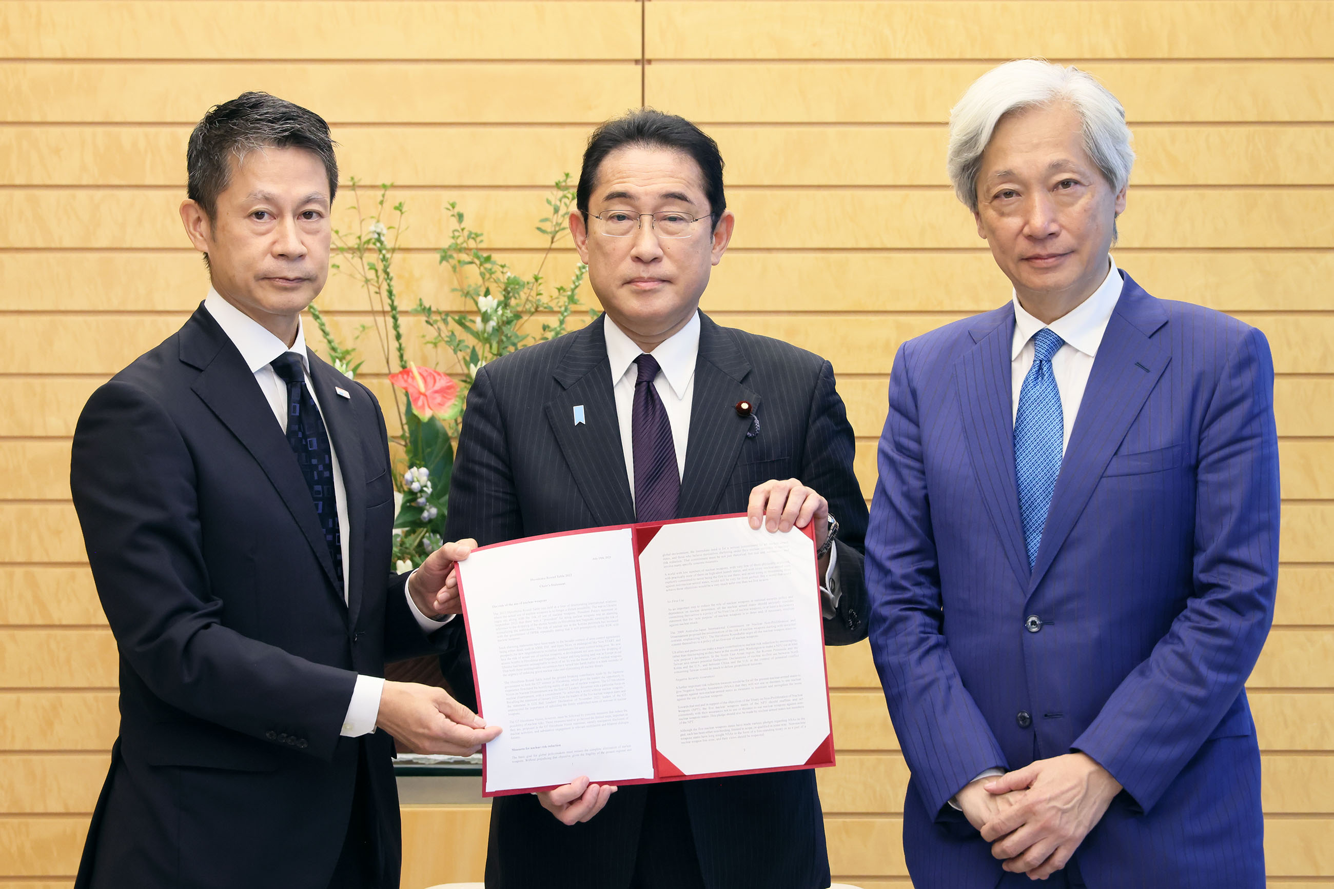 要望書を受け取る岸田総理２