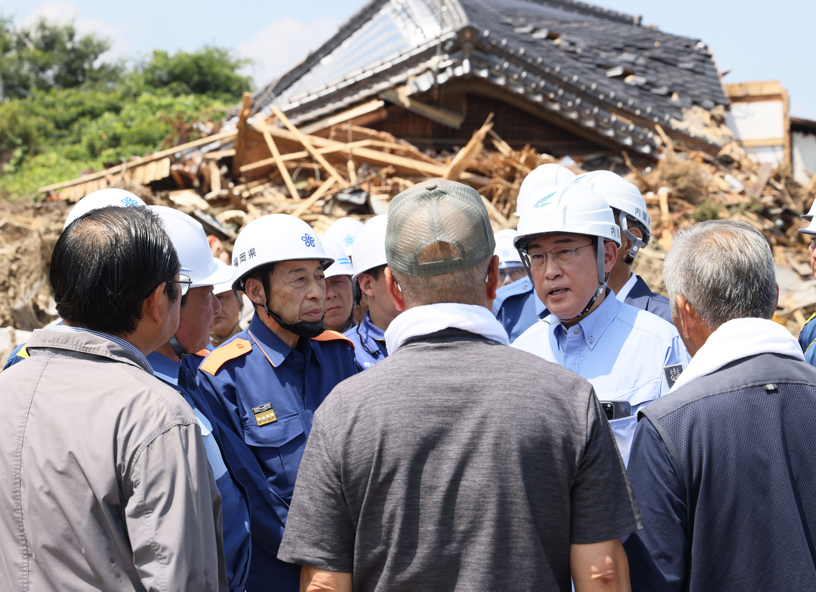 被災住民の方からお話を伺う岸田総理１