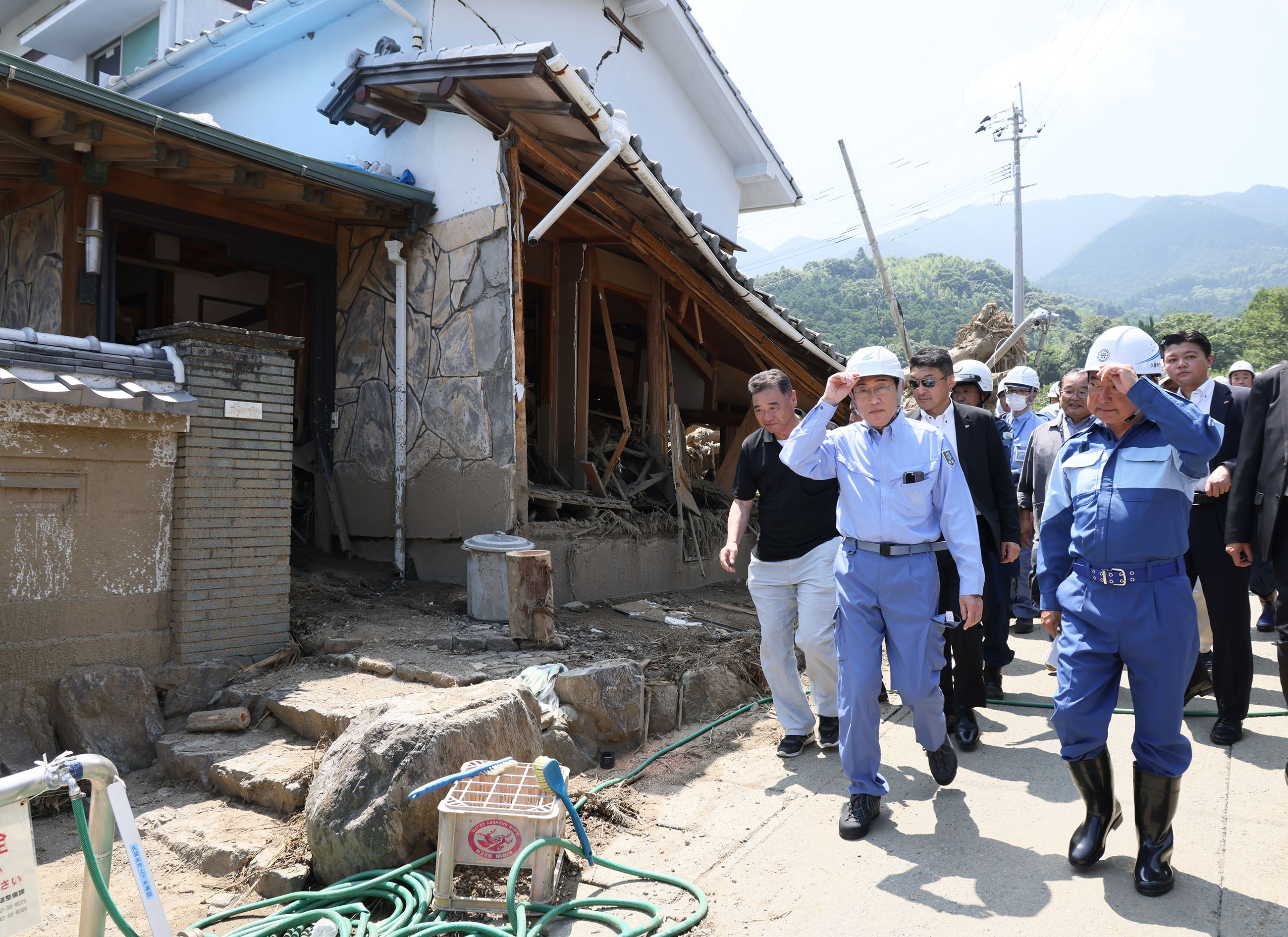 土石流現場を視察する岸田総理１