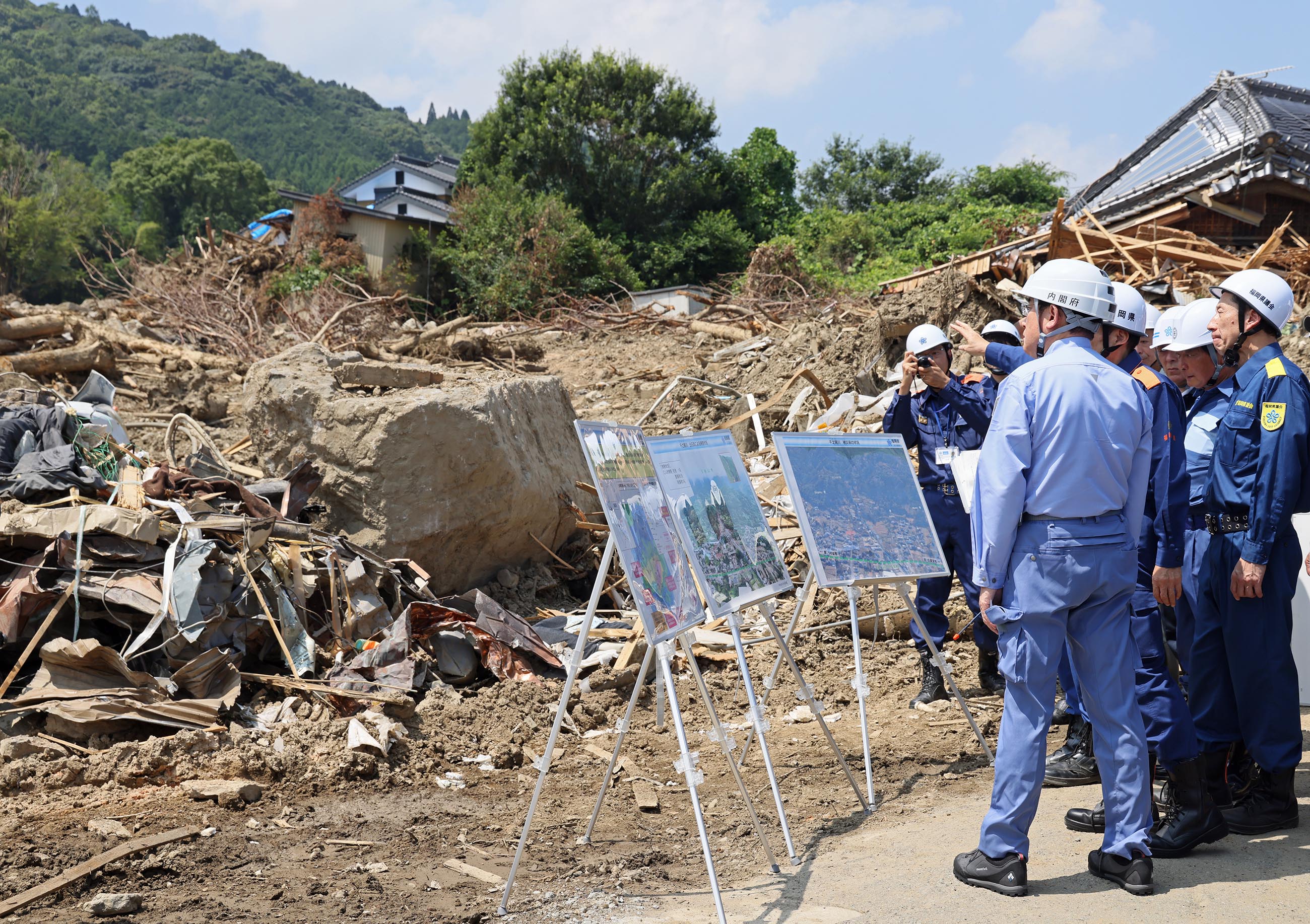 土石流現場を視察する岸田総理３