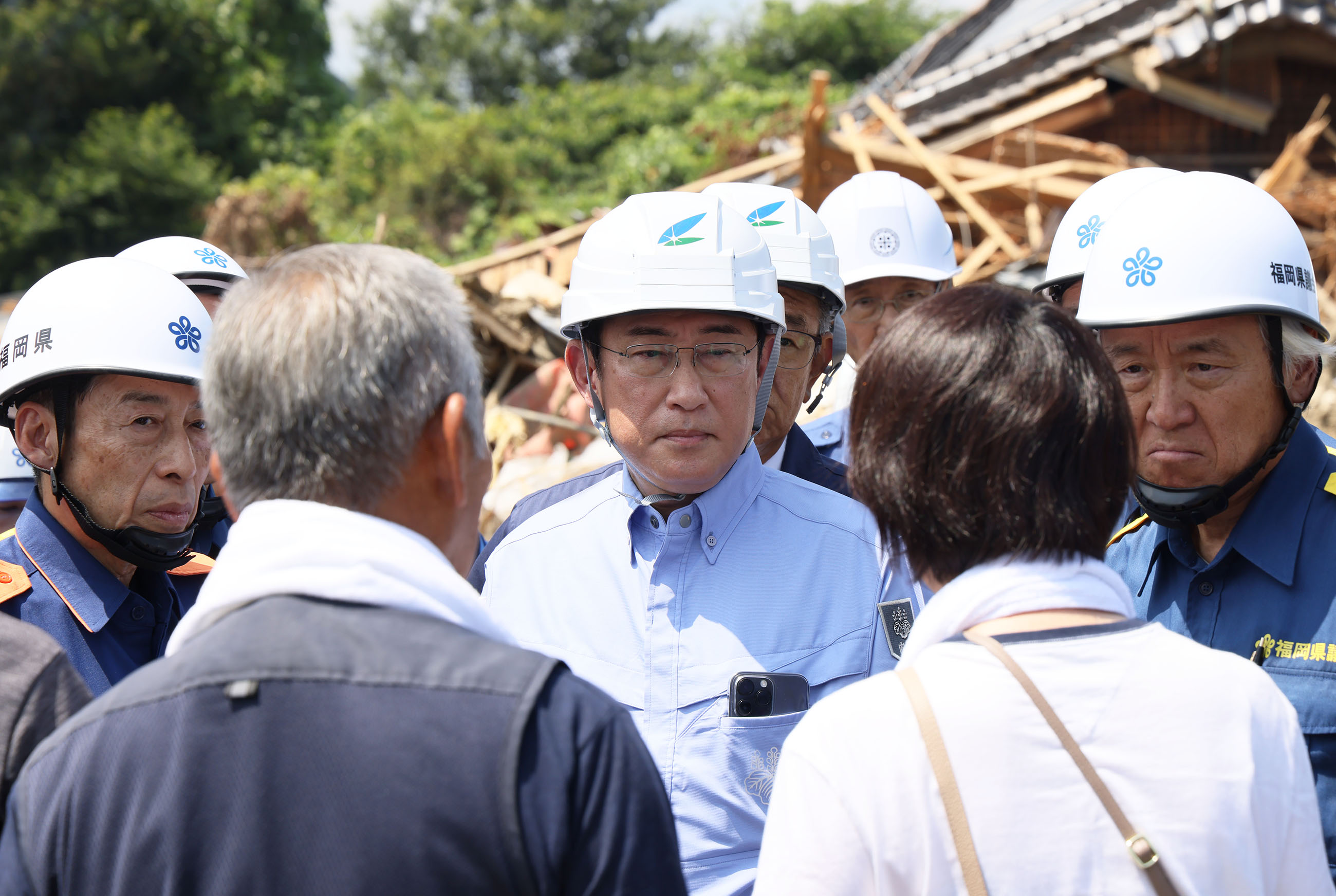 被災住民の方からお話を伺う岸田総理２