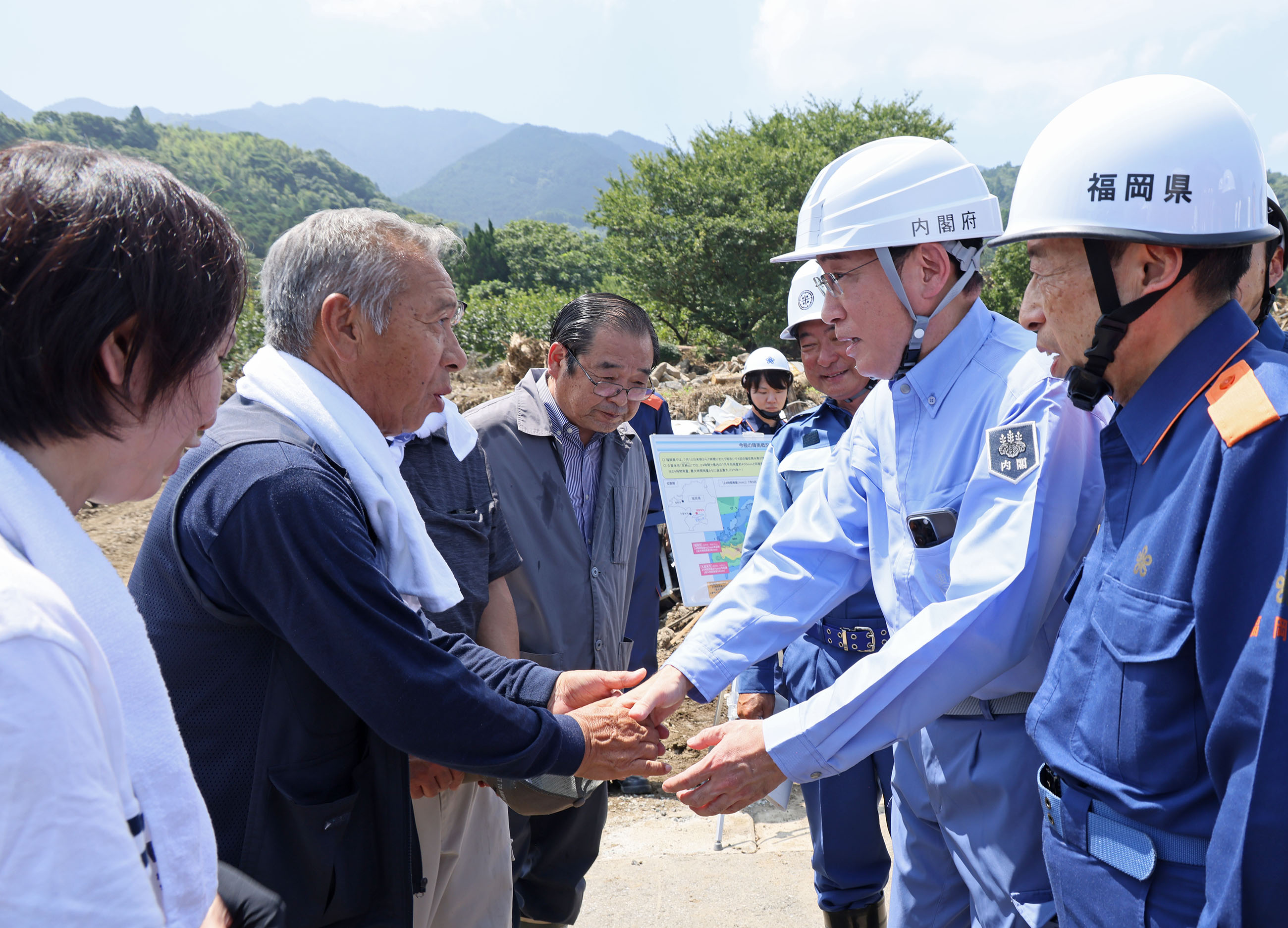 被災住民の方からお話を伺う岸田総理３