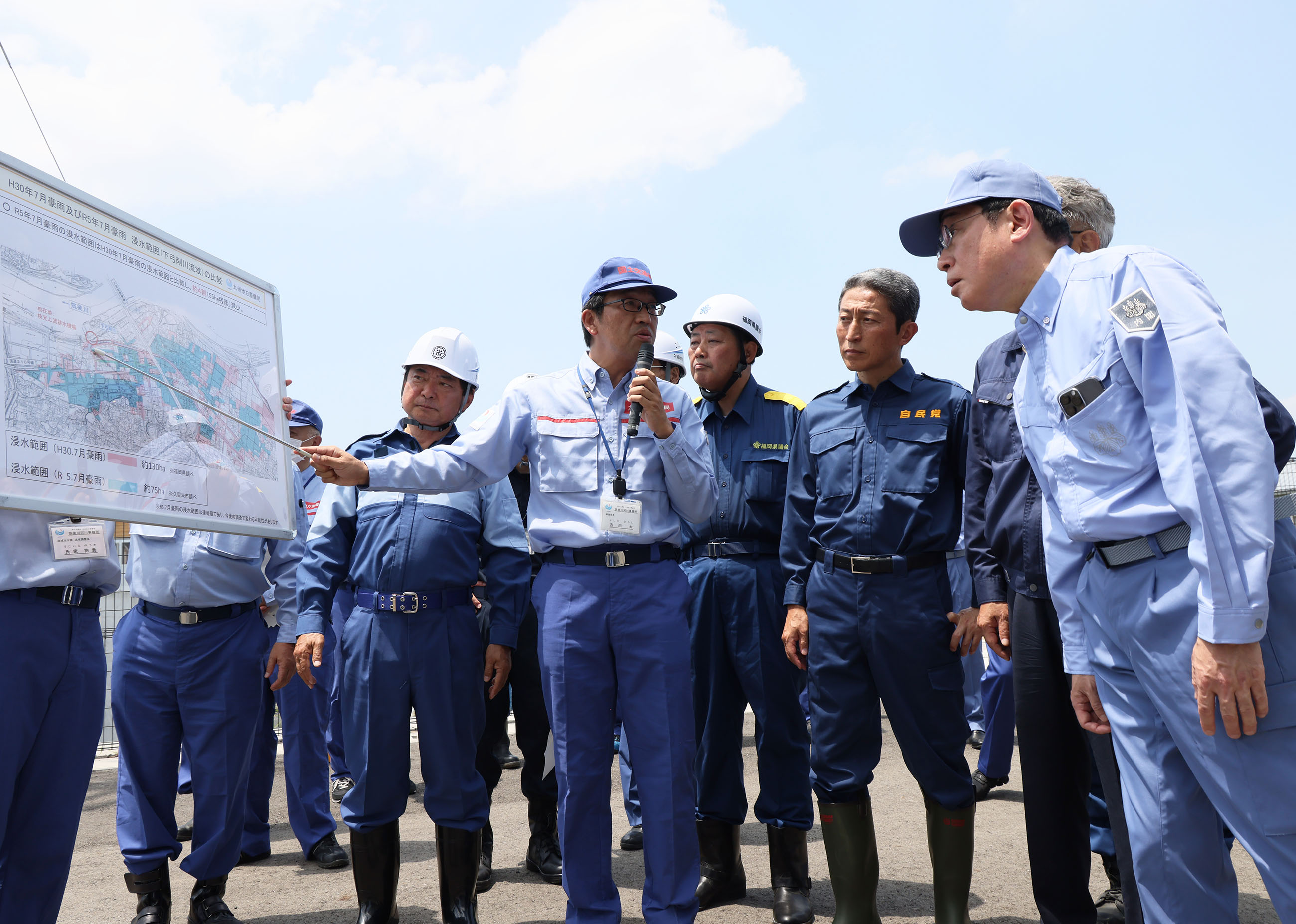 枝光上流排水機場を視察する岸田総理１