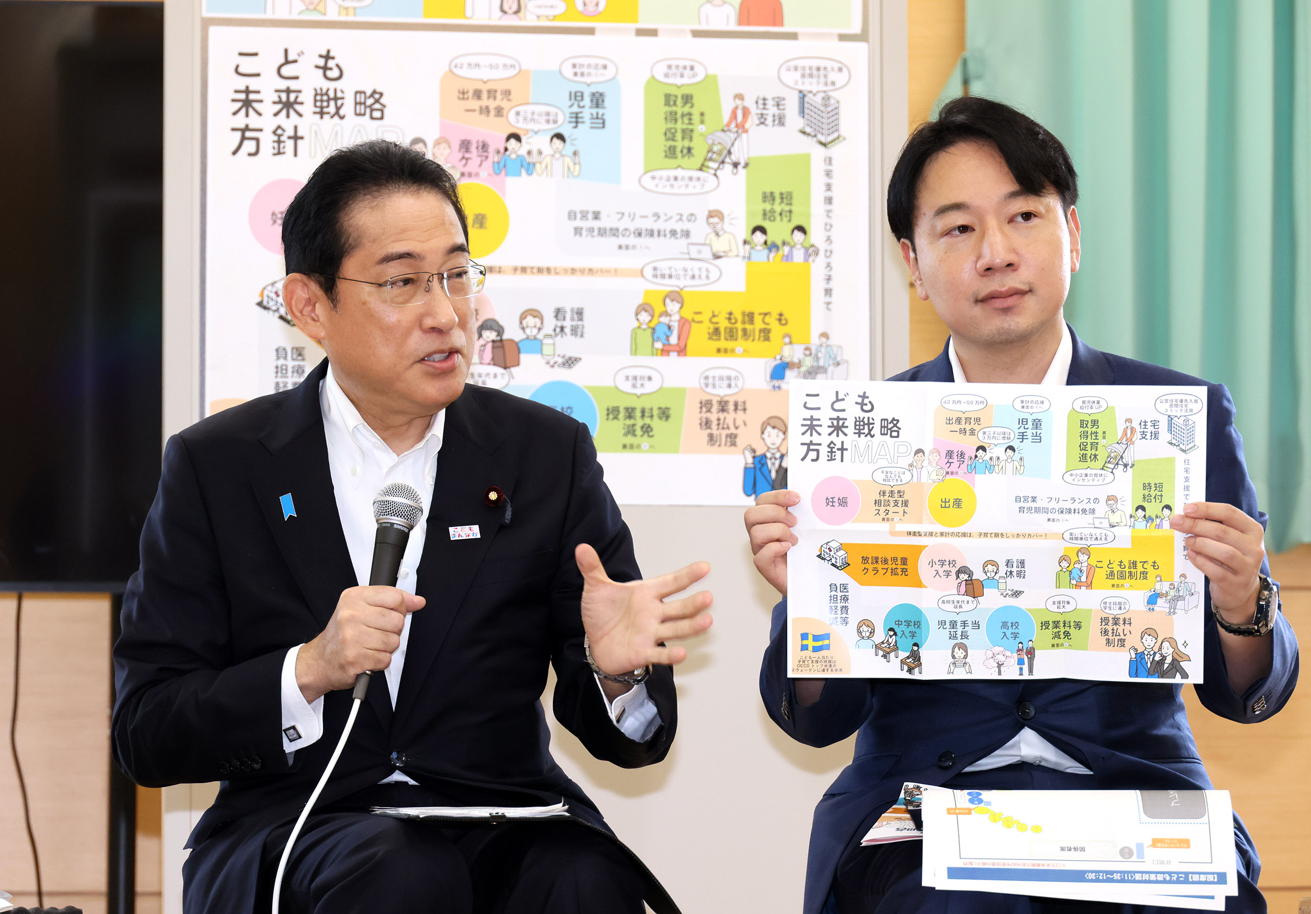 こども政策対話で参加者と対話する岸田総理２