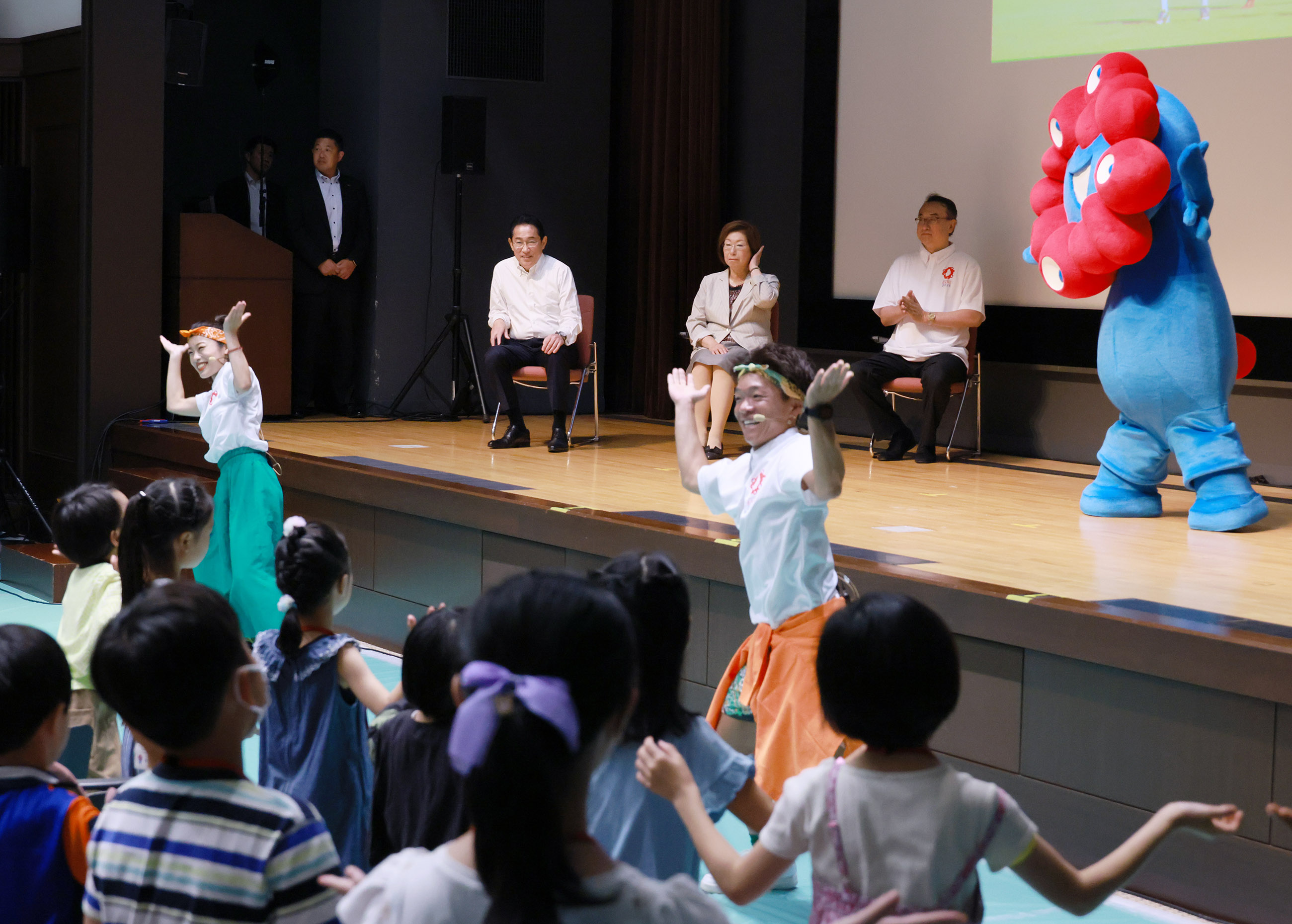 こども霞が関見学デーを視察する岸田総理２