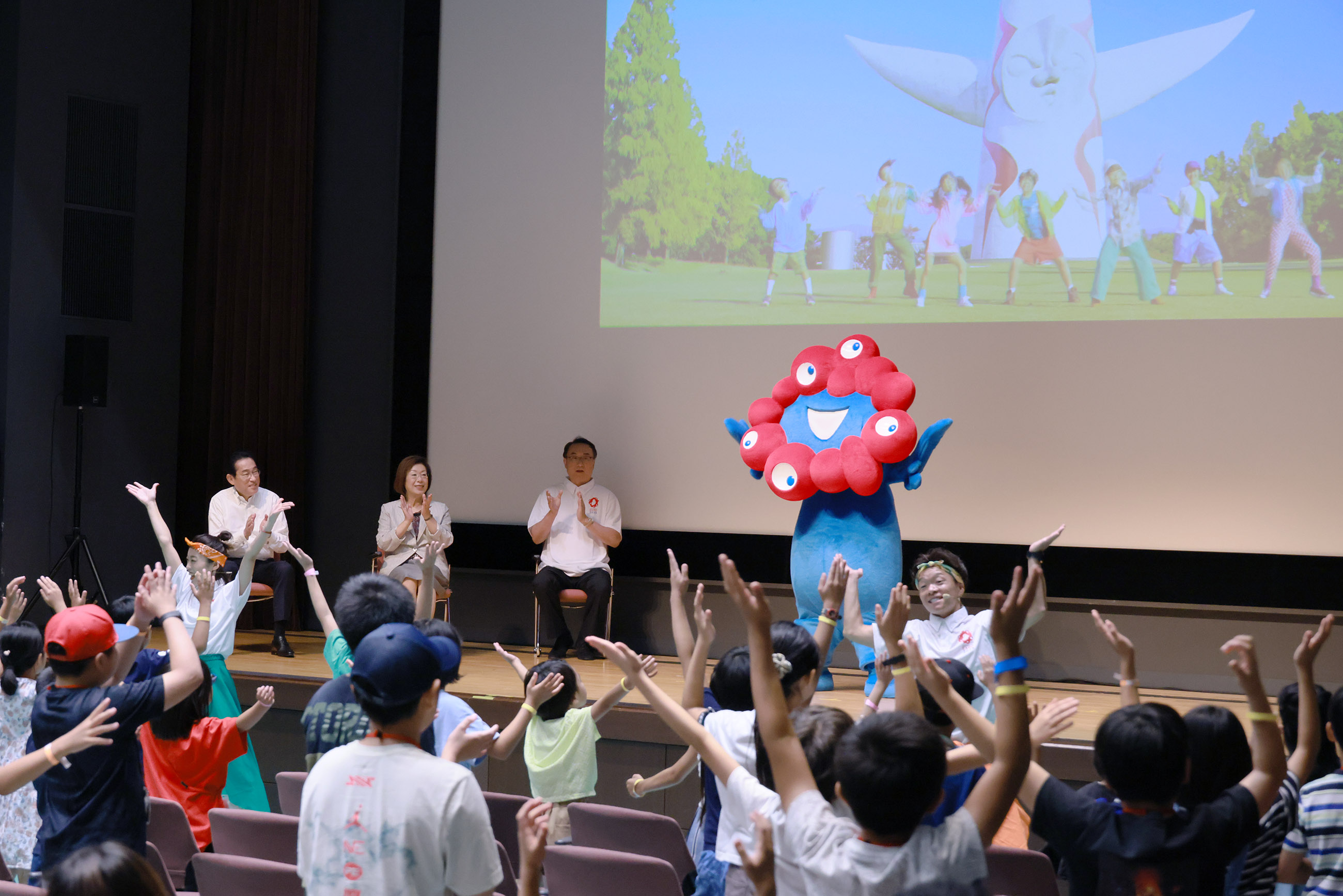 こども霞が関見学デーを視察する岸田総理３