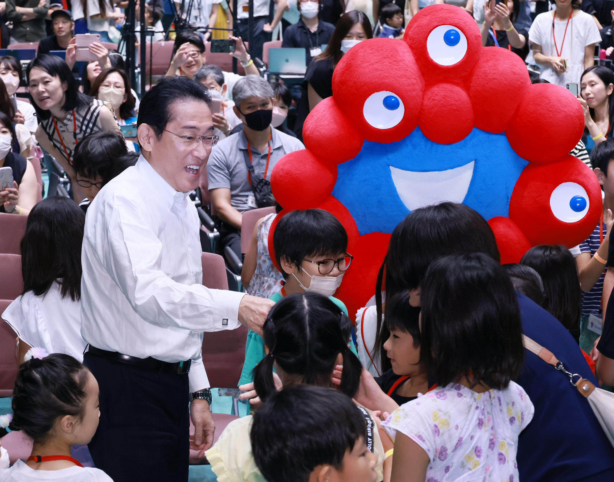 こども霞が関見学デーを視察する岸田総理４