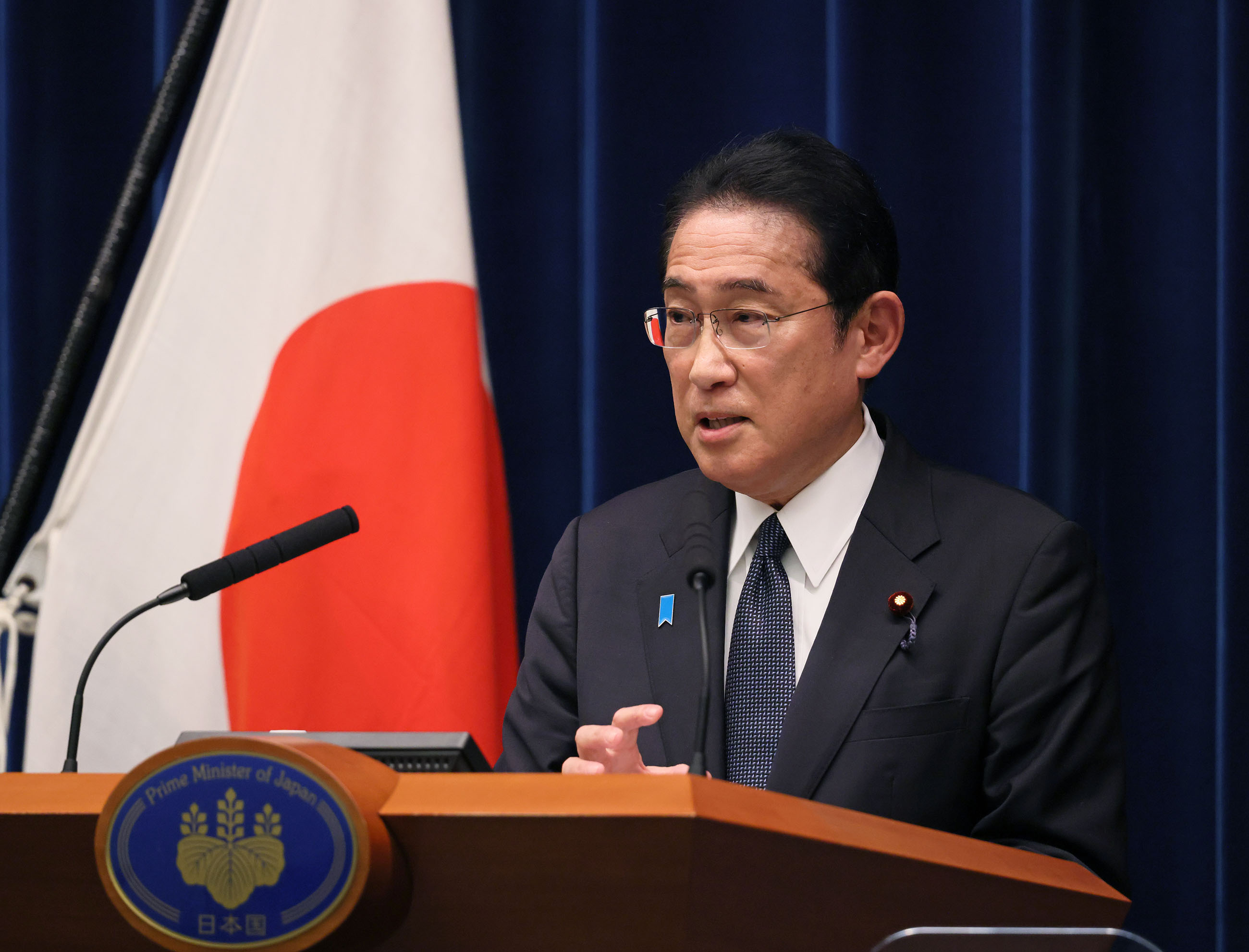 記者の質問に答える岸田総理３