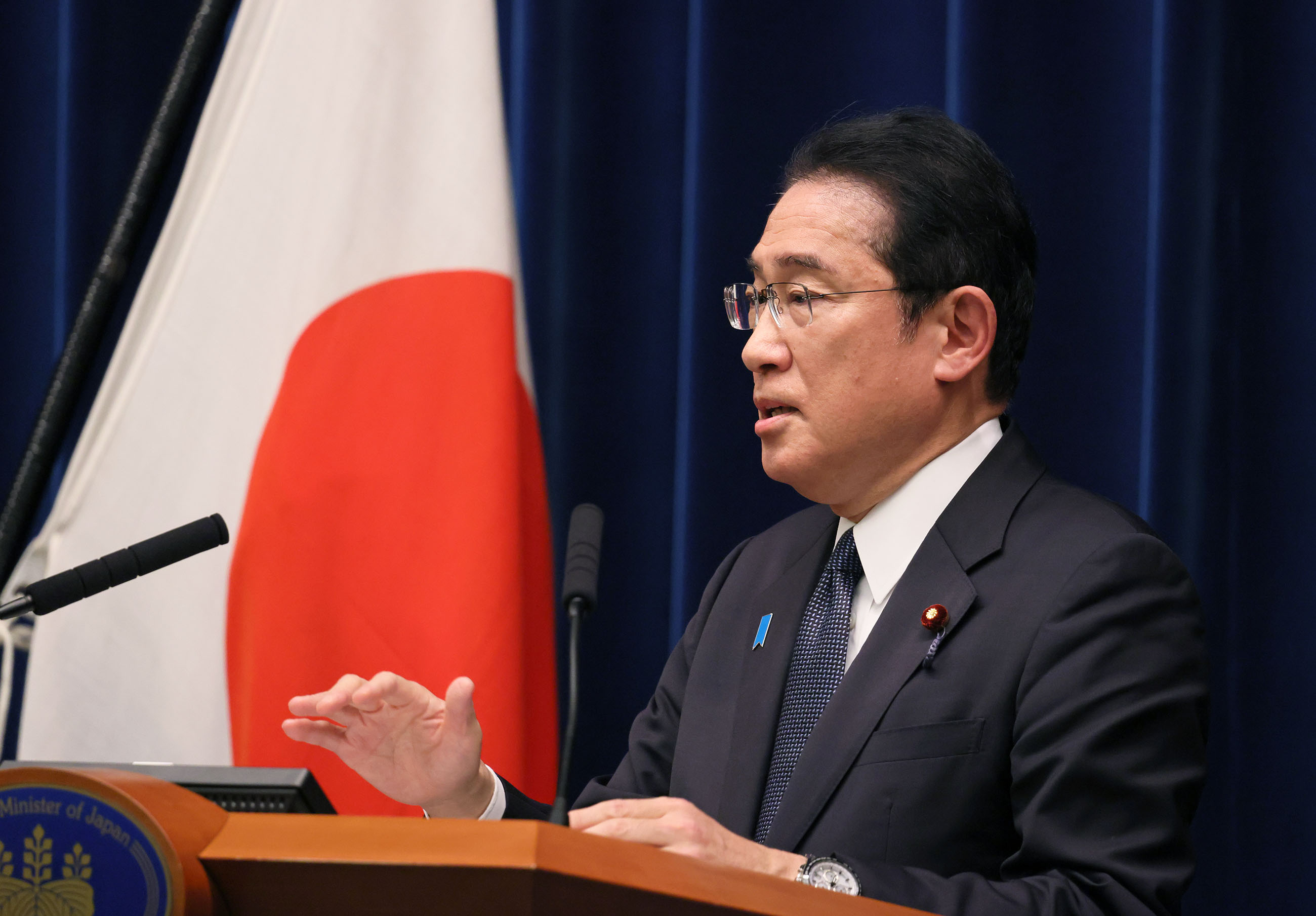記者の質問に答える岸田総理４