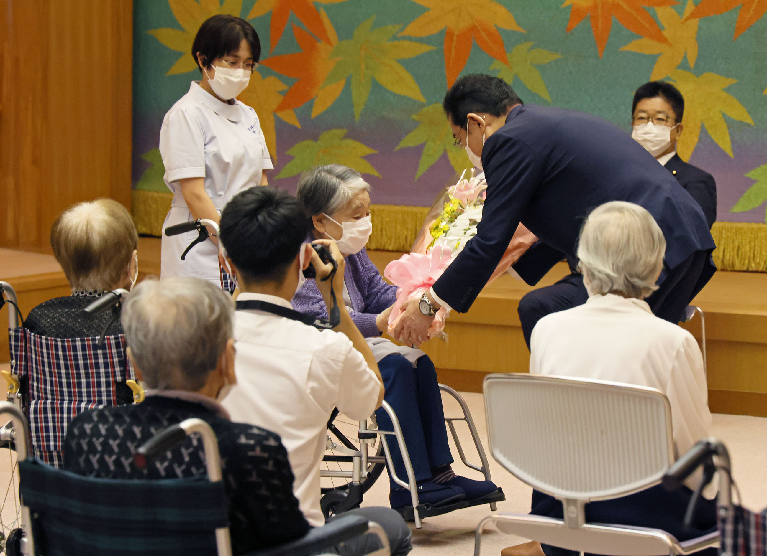 原爆養護ホームの入園者を慰問する岸田総理１