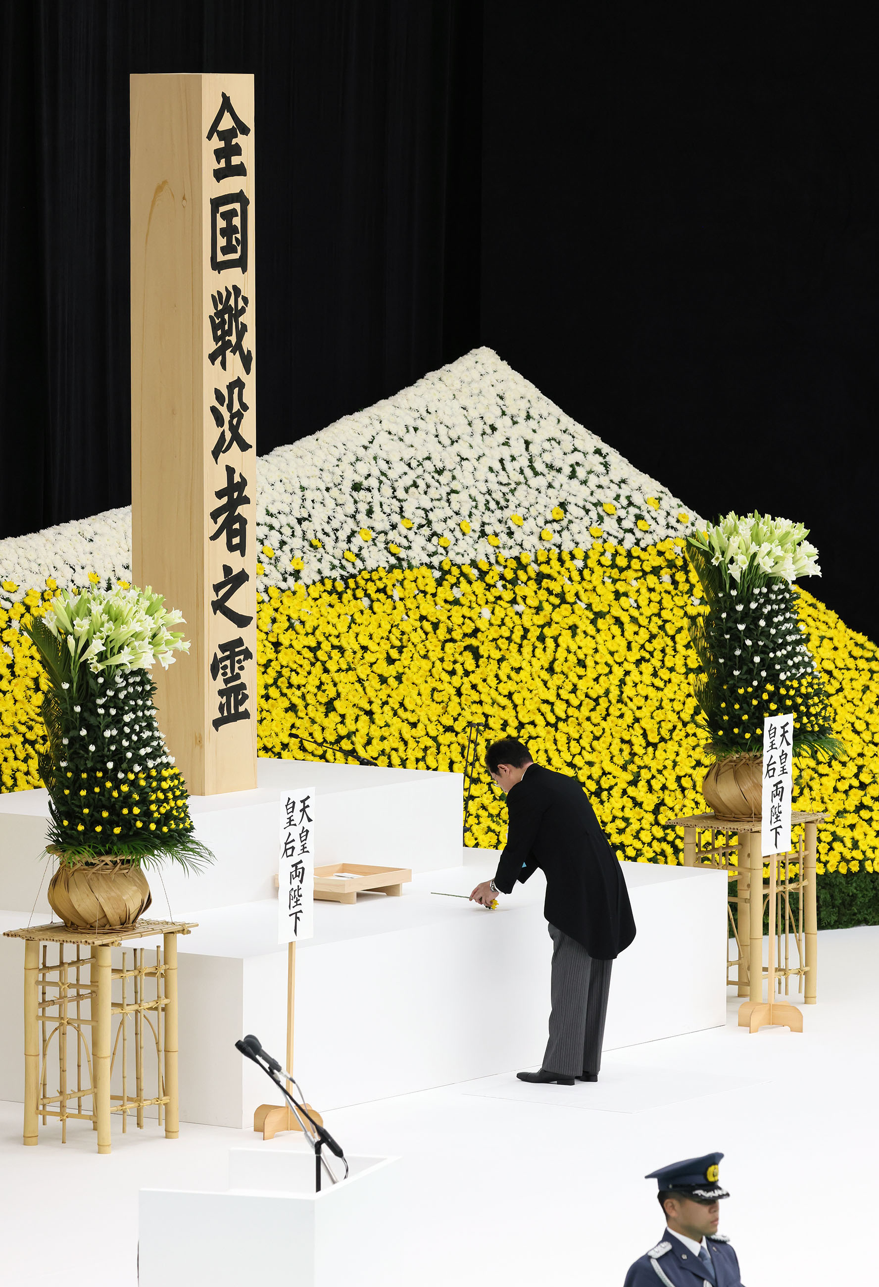 献花する岸田総理１
