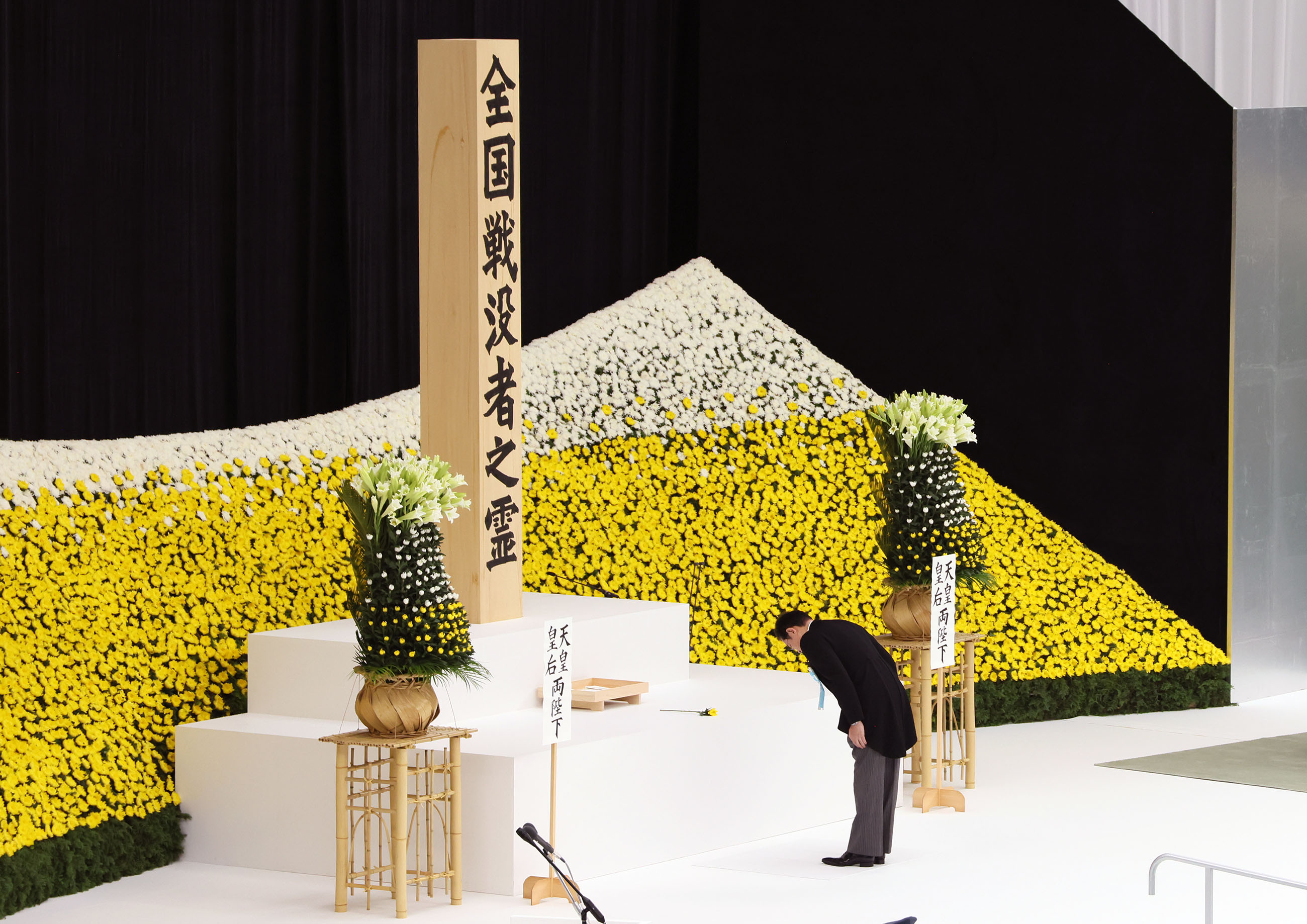 献花する岸田総理２