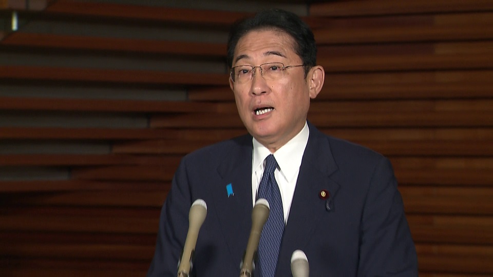 記者の質問に答える岸田総理