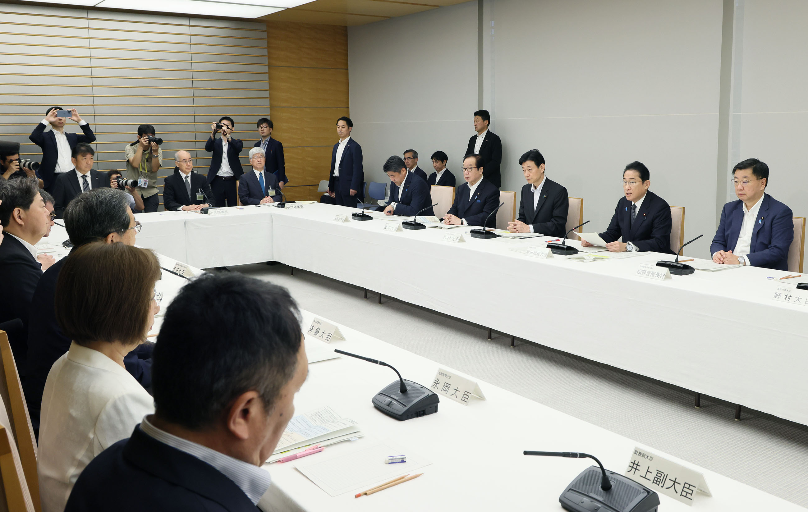 会議のまとめを行う岸田総理３