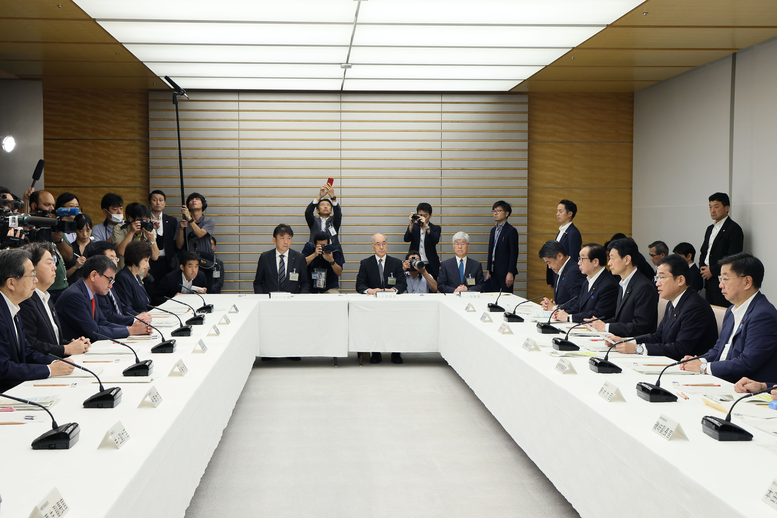 会議のまとめを行う岸田総理４