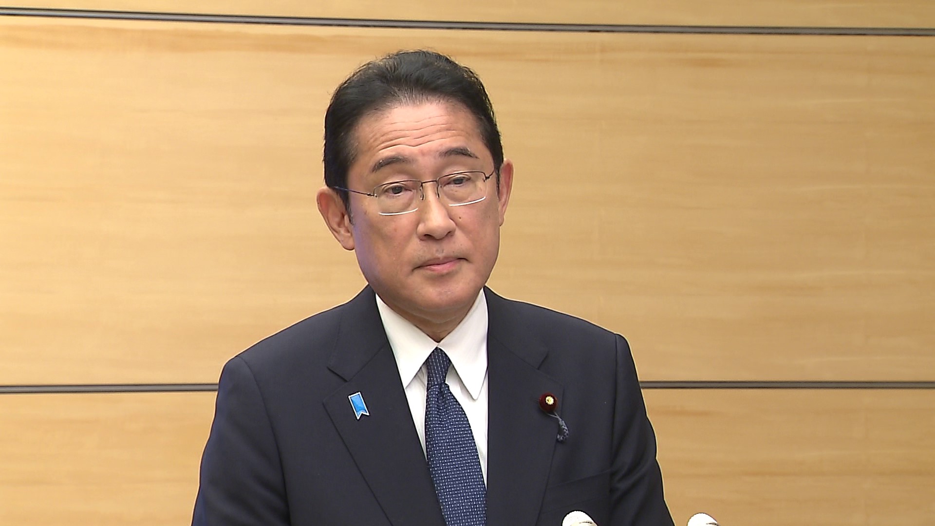 記者の質問に答える岸田総理