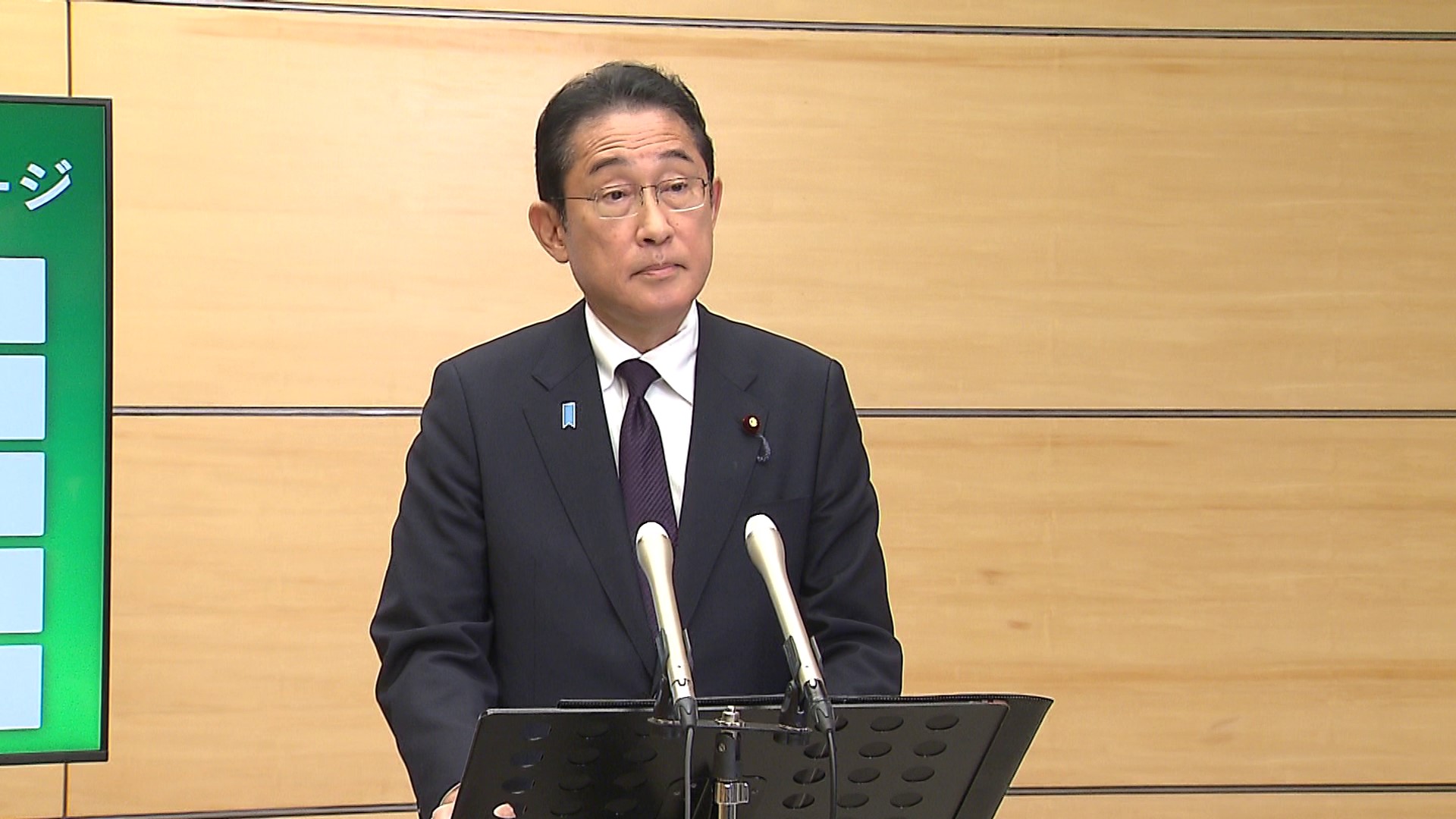 記者の質問に答える岸田総理