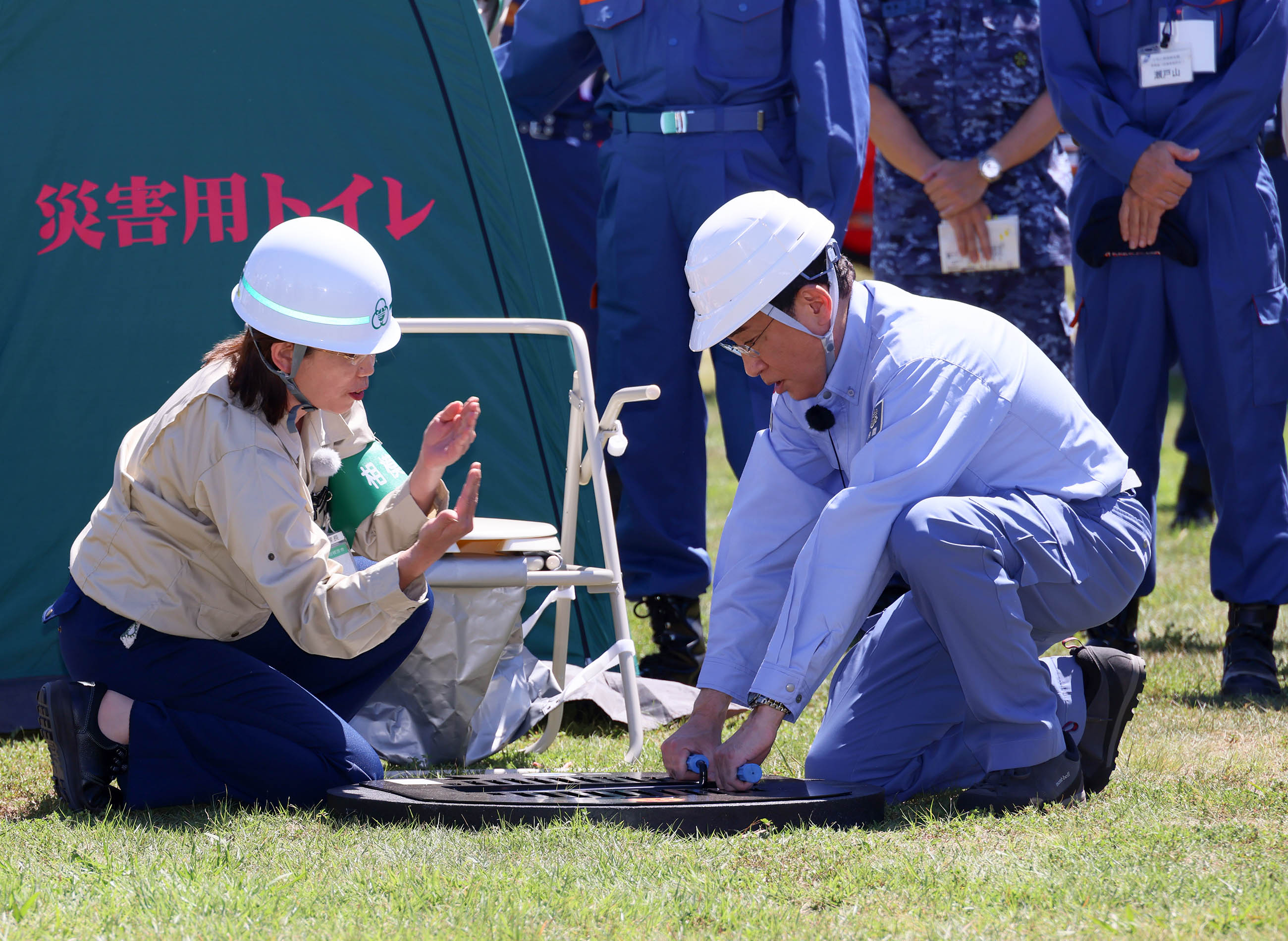 マンホールトイレ設営体験を行う岸田総理１