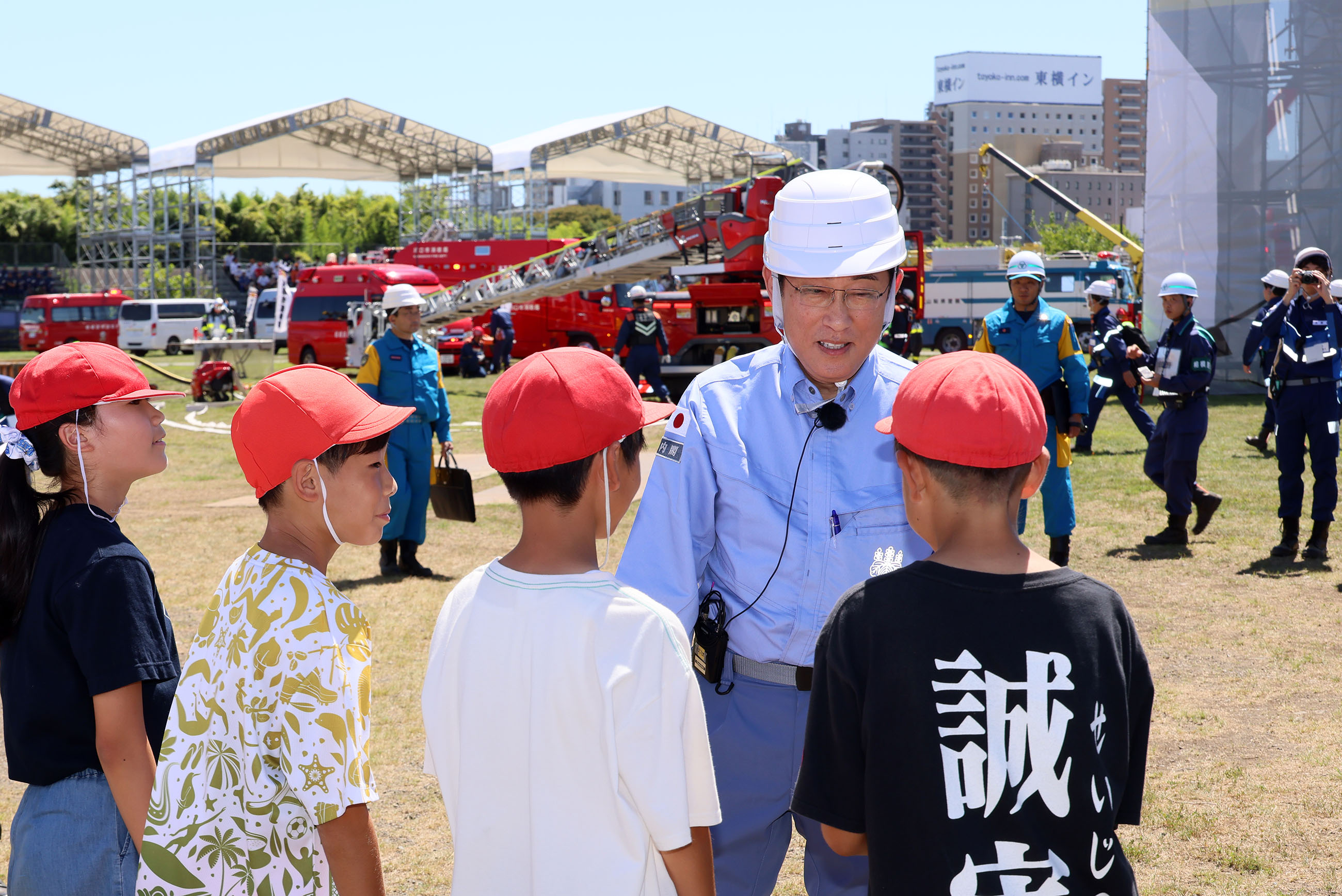 バケツリレーによる消火体験を行う岸田総理３