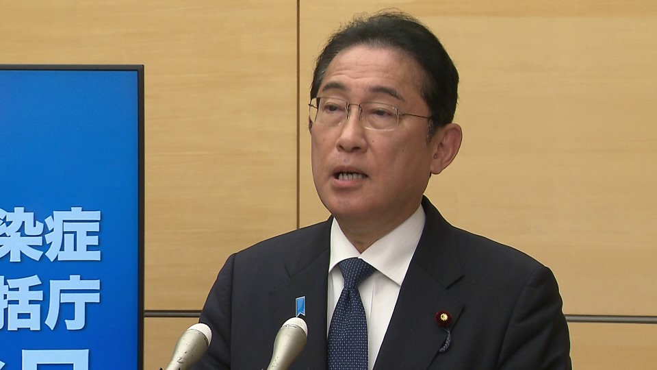 記者の質問に答える岸田総理