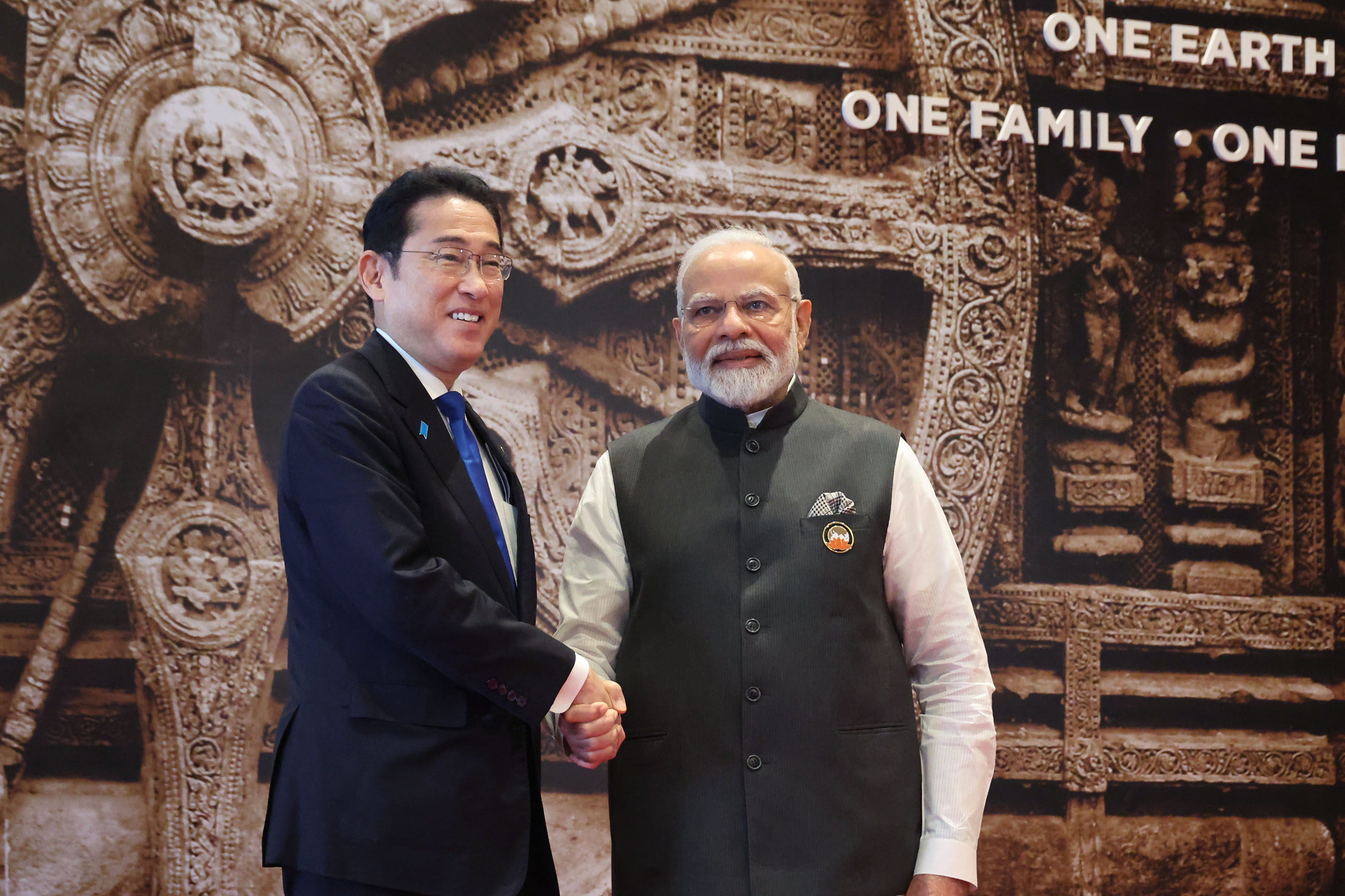 ナレンドラ・モディ・インド首相による出迎えを受ける岸田総理３