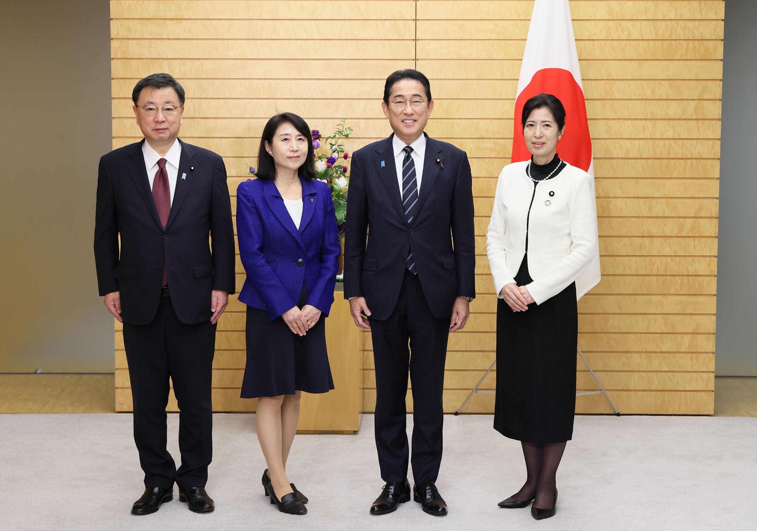 岸田総理及び内閣総理大臣補佐官の記念撮影１