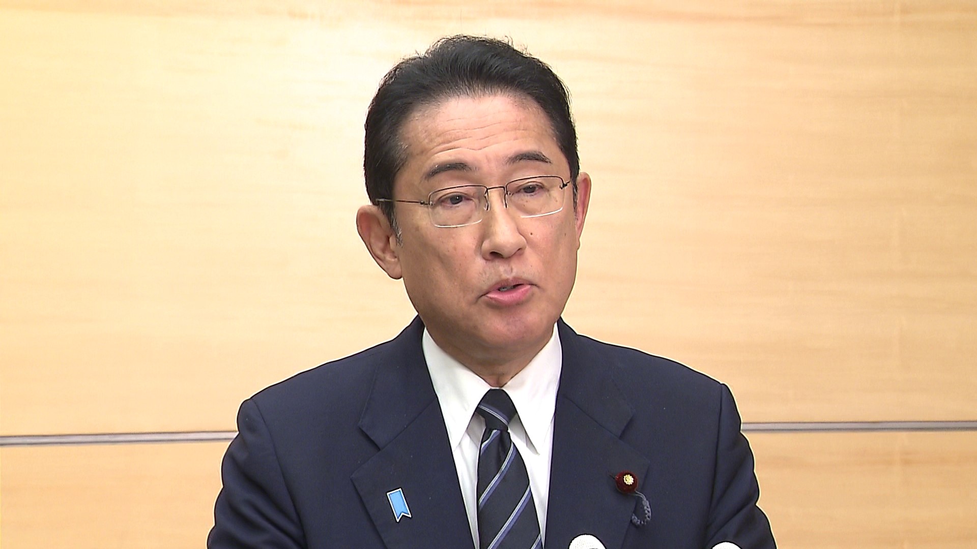 記者の質問に答える岸田総理