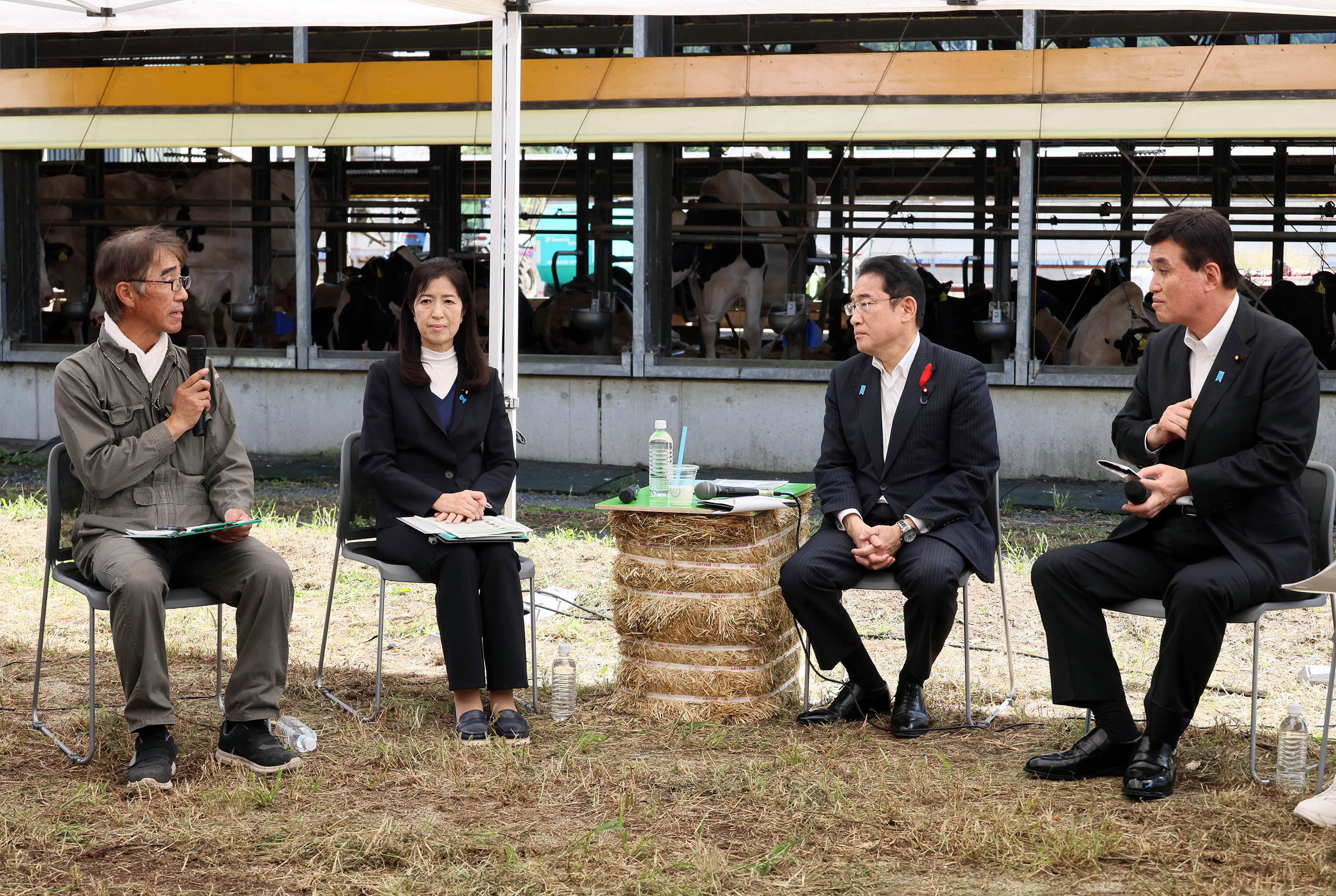 車座対話で話を聞く岸田総理２