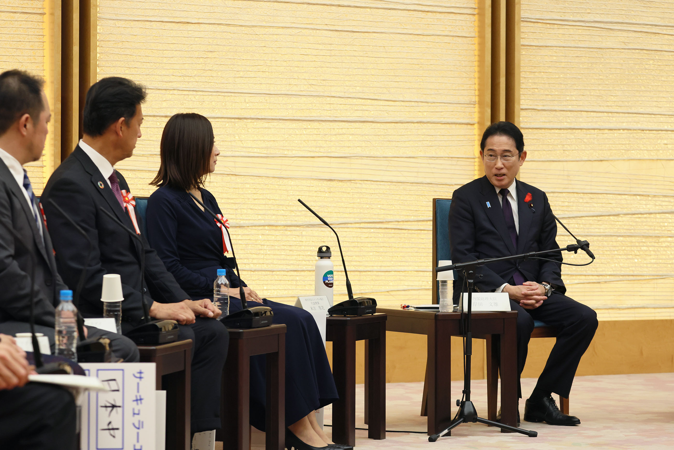 車座対話で発言する岸田総理１